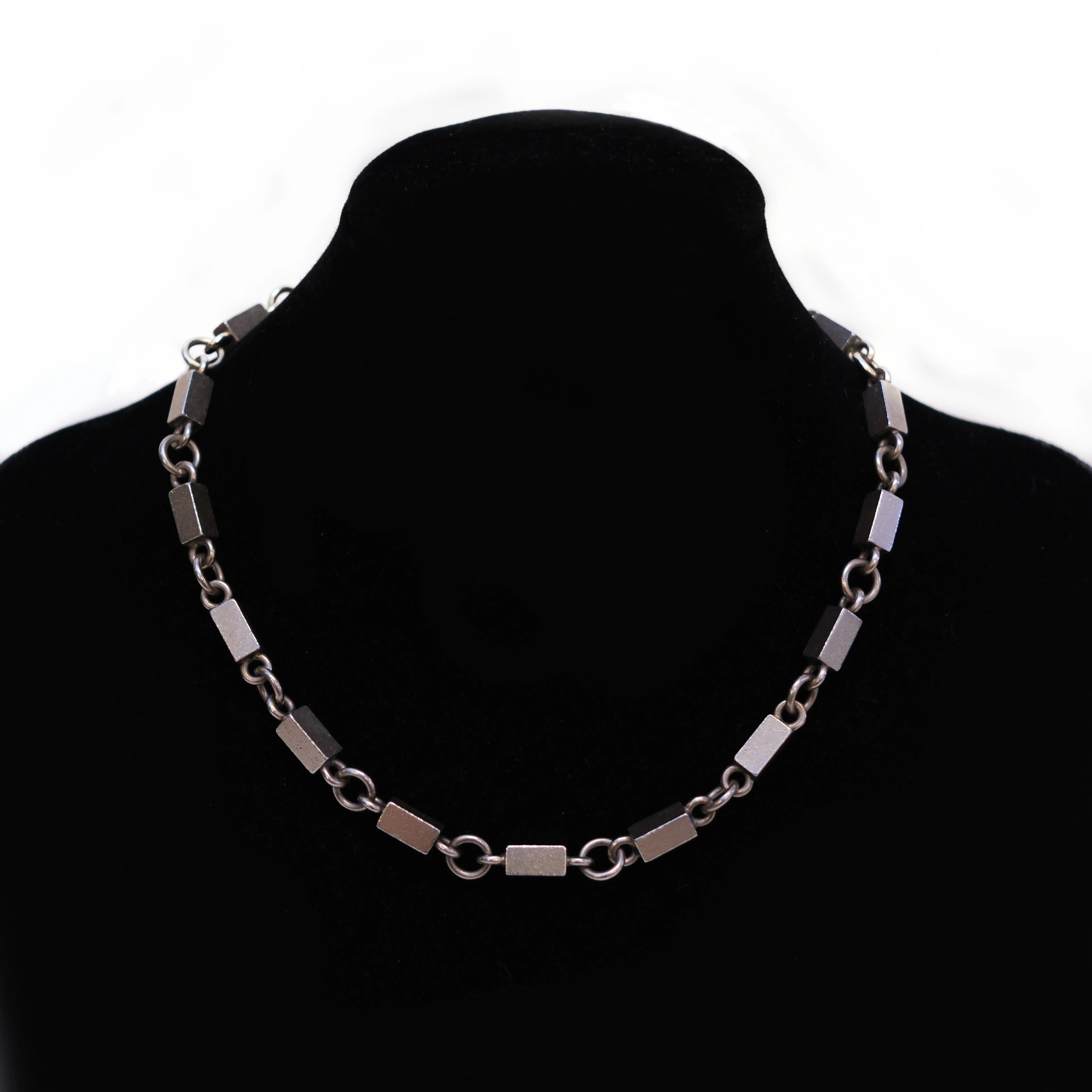 WIWEN NILSSON. COLLIER MED STAVAR OCH RINGAR.