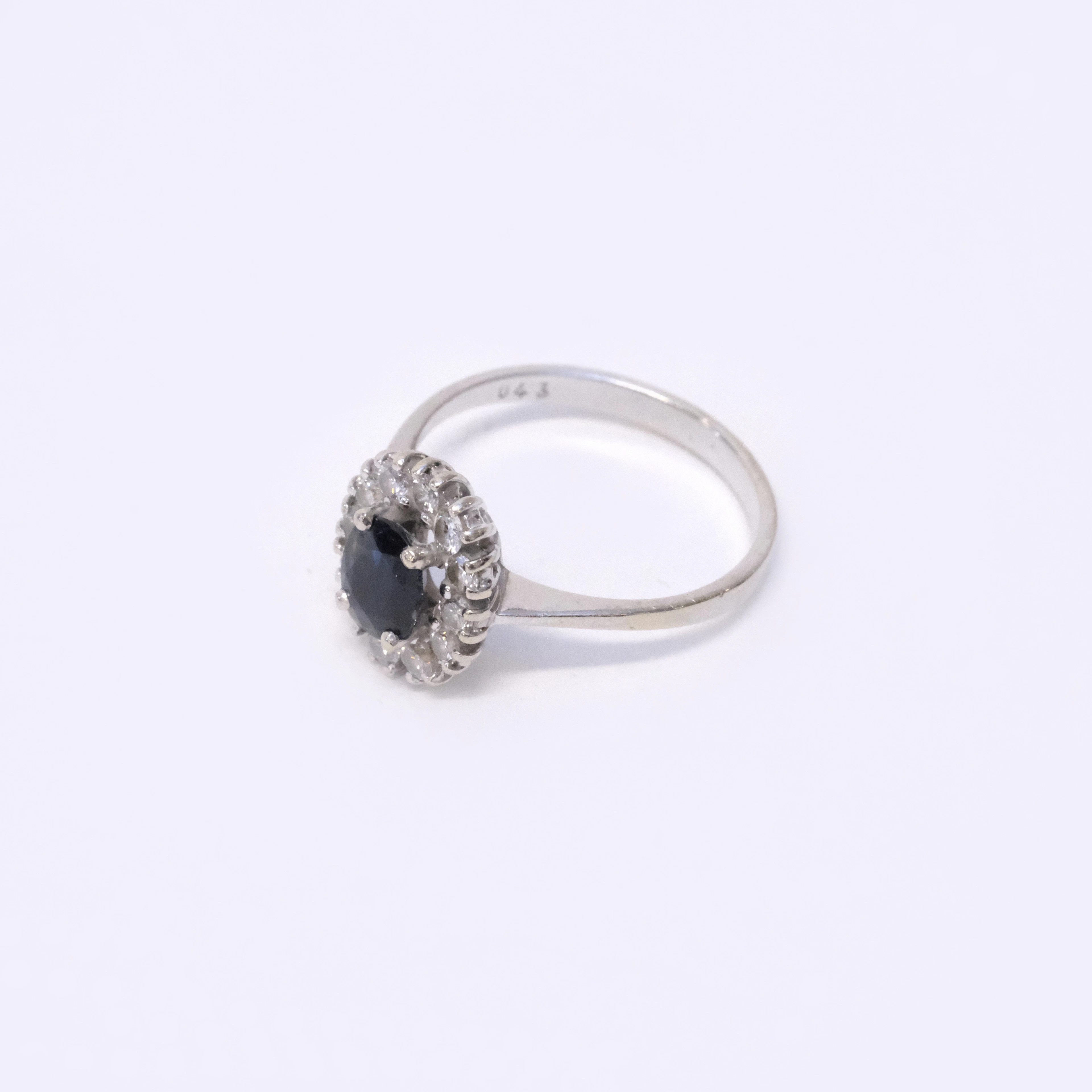 CARMOSÉRING MED SAFIR OCH DIAMANTER, 18K VITT GULD.
