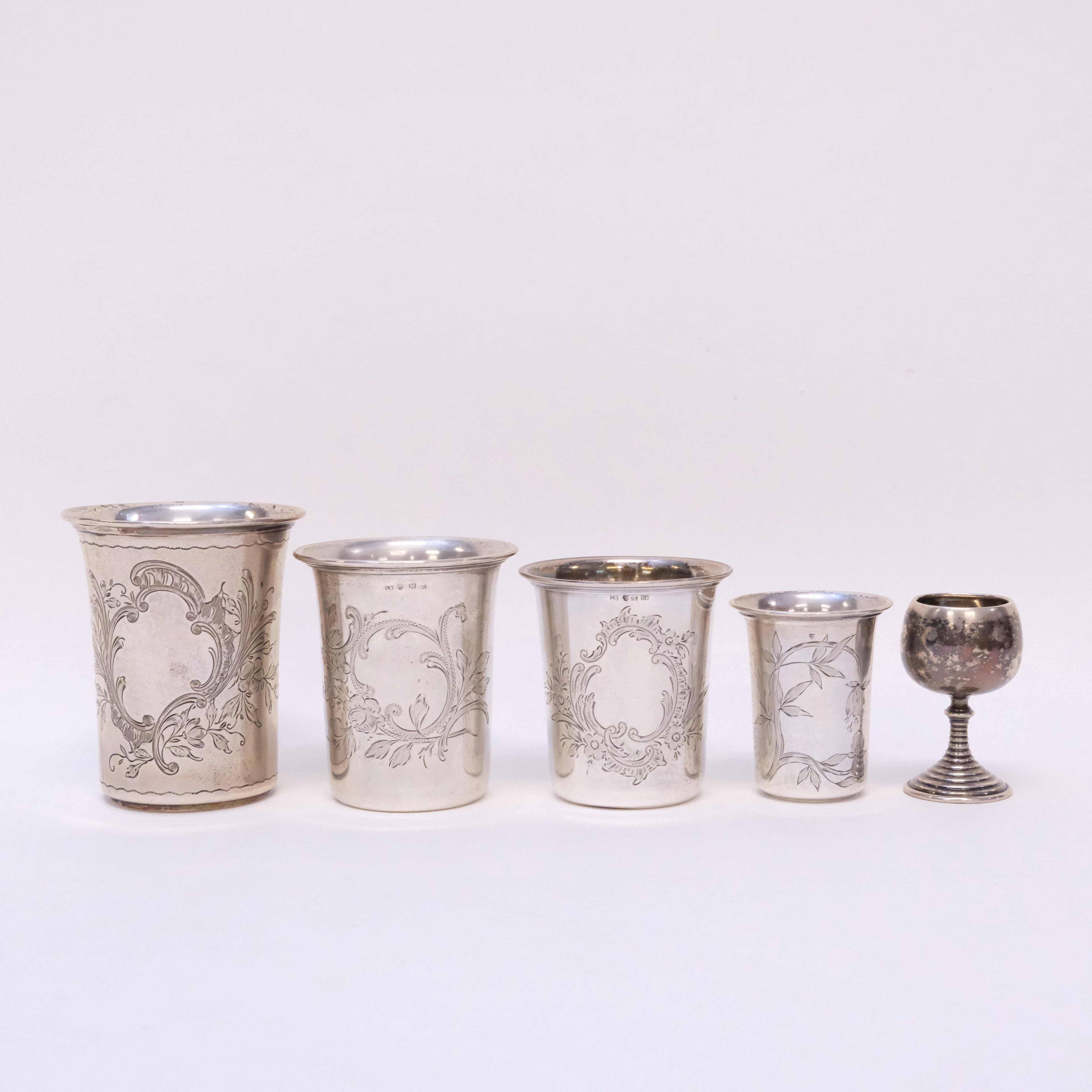 FYRA BÄGARE SAMT SNAPSGLAS, SILVER.