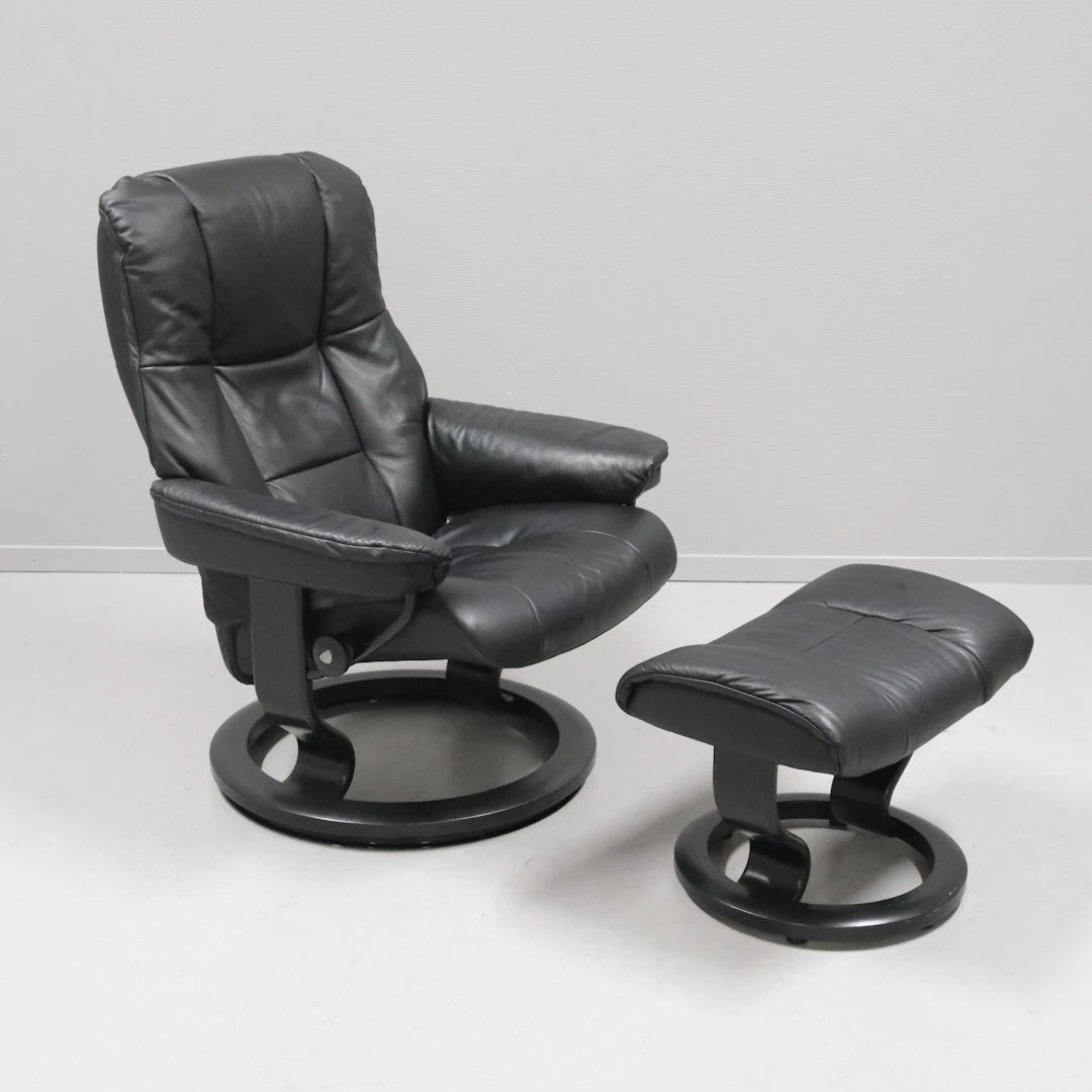 FÅTÖLJ MED FOTPALL, "STRESSLESS", SVART LÄDER, NORGE.