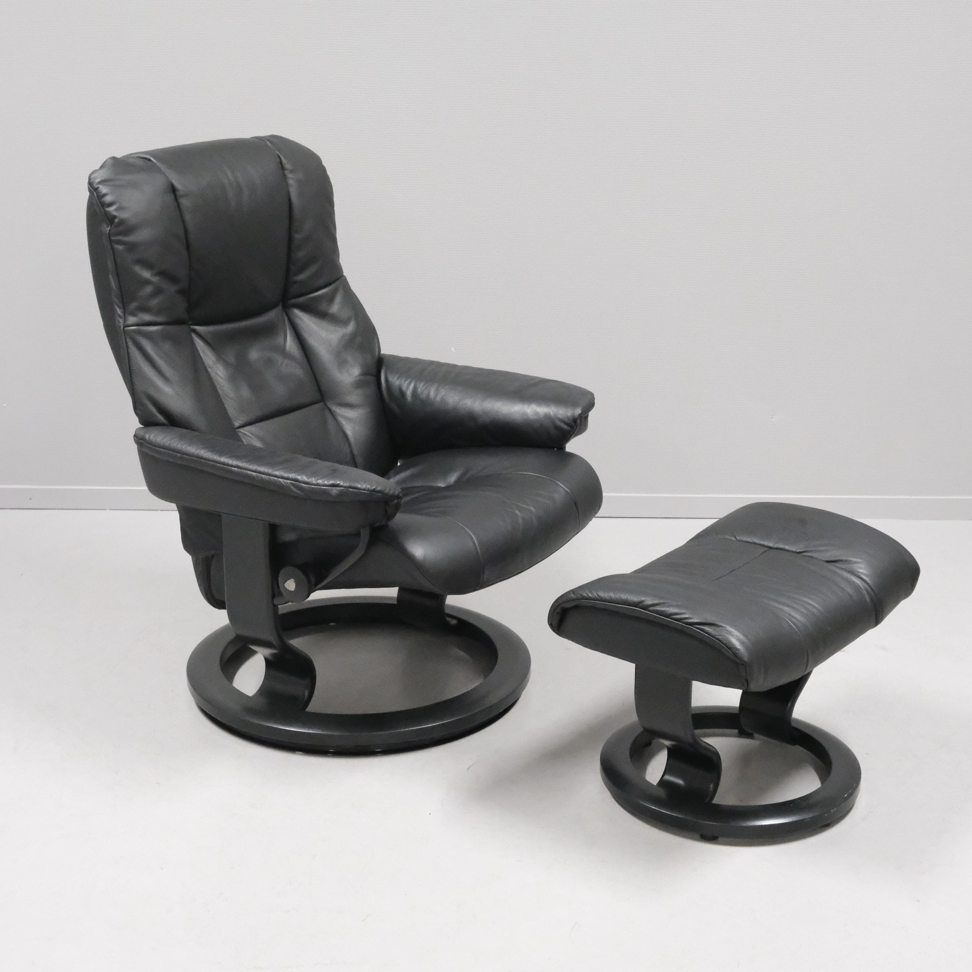 FÅTÖLJ MED FOTPALL, "STRESSLESS", SVART LÄDER, NORGE.