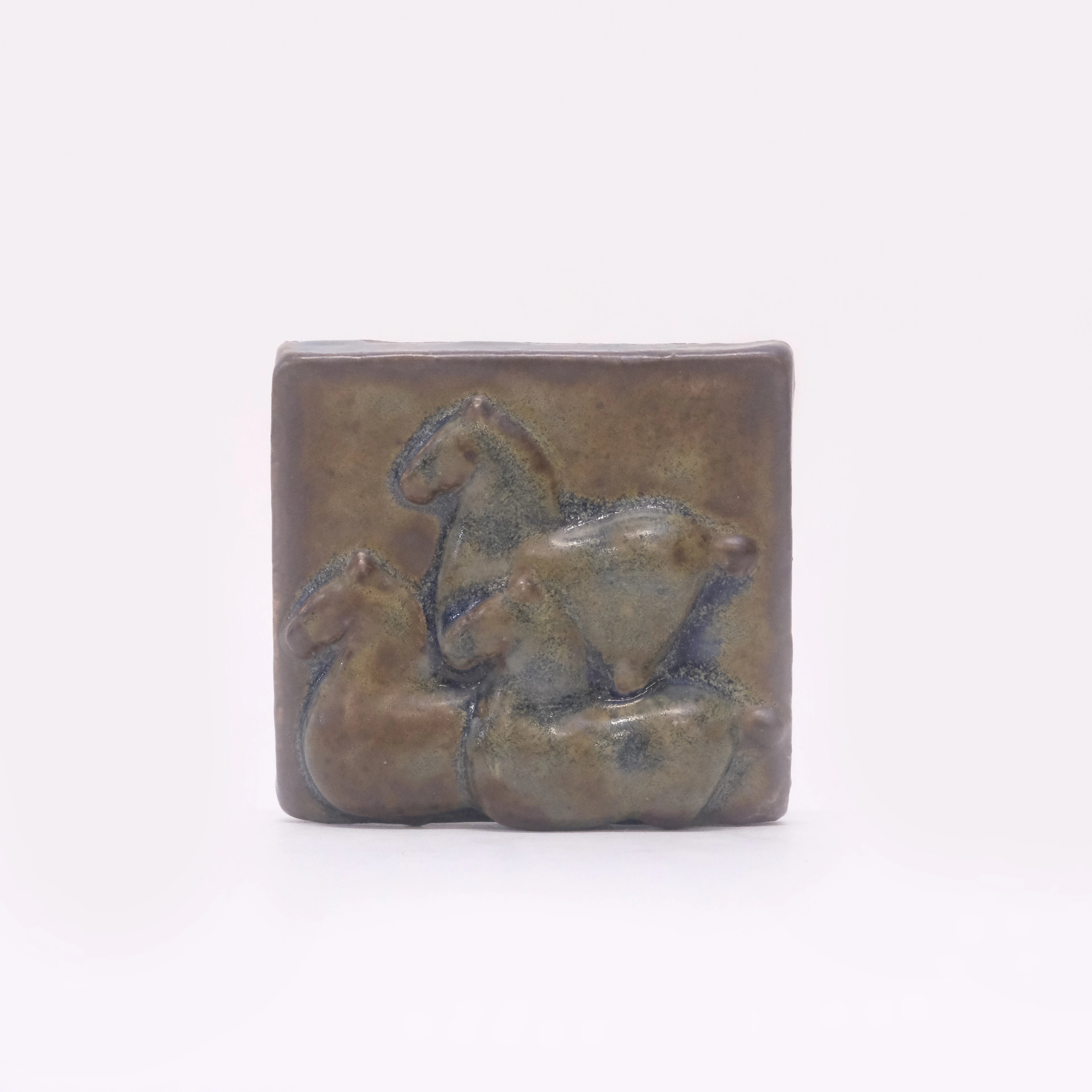 ULLA & GUSTAV KRAITZ. RELIEF, DEKOR AV HÄSTAR, SIGNERAD OCH NUMRERAD 311/325.