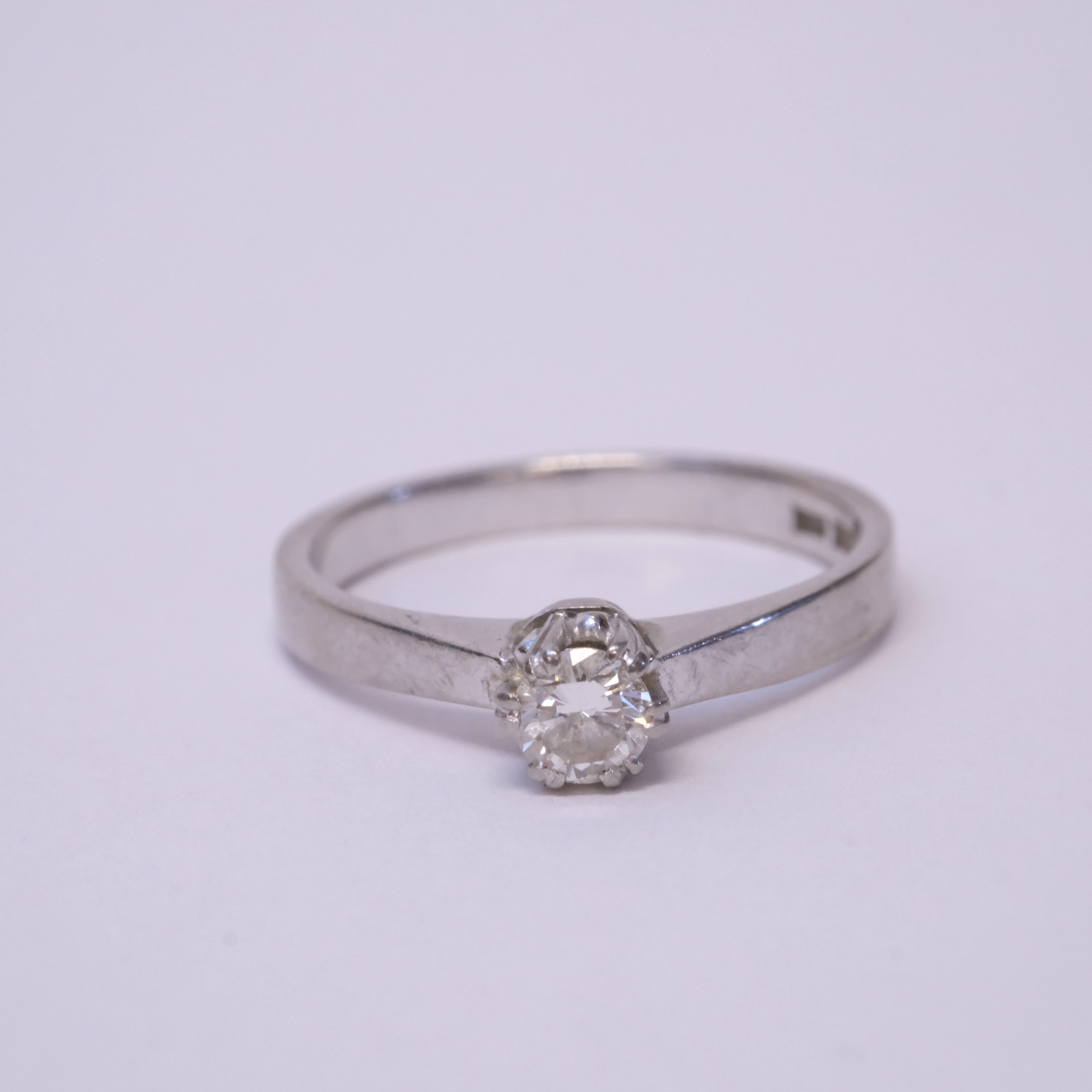 SOLITÄRRING MED DIAMANT, 18K GULD.