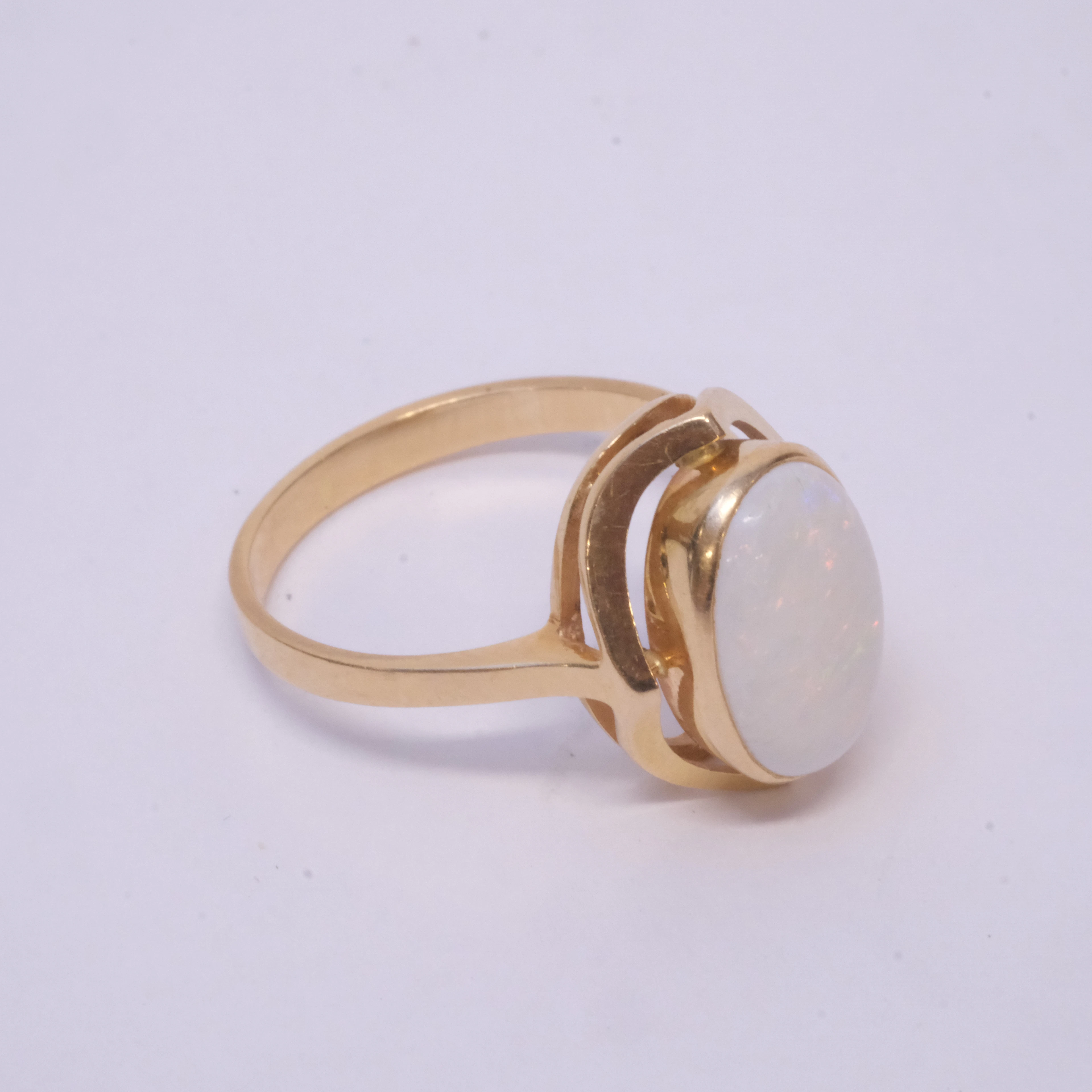 RING MED VIT OPAL, 18K GULD.