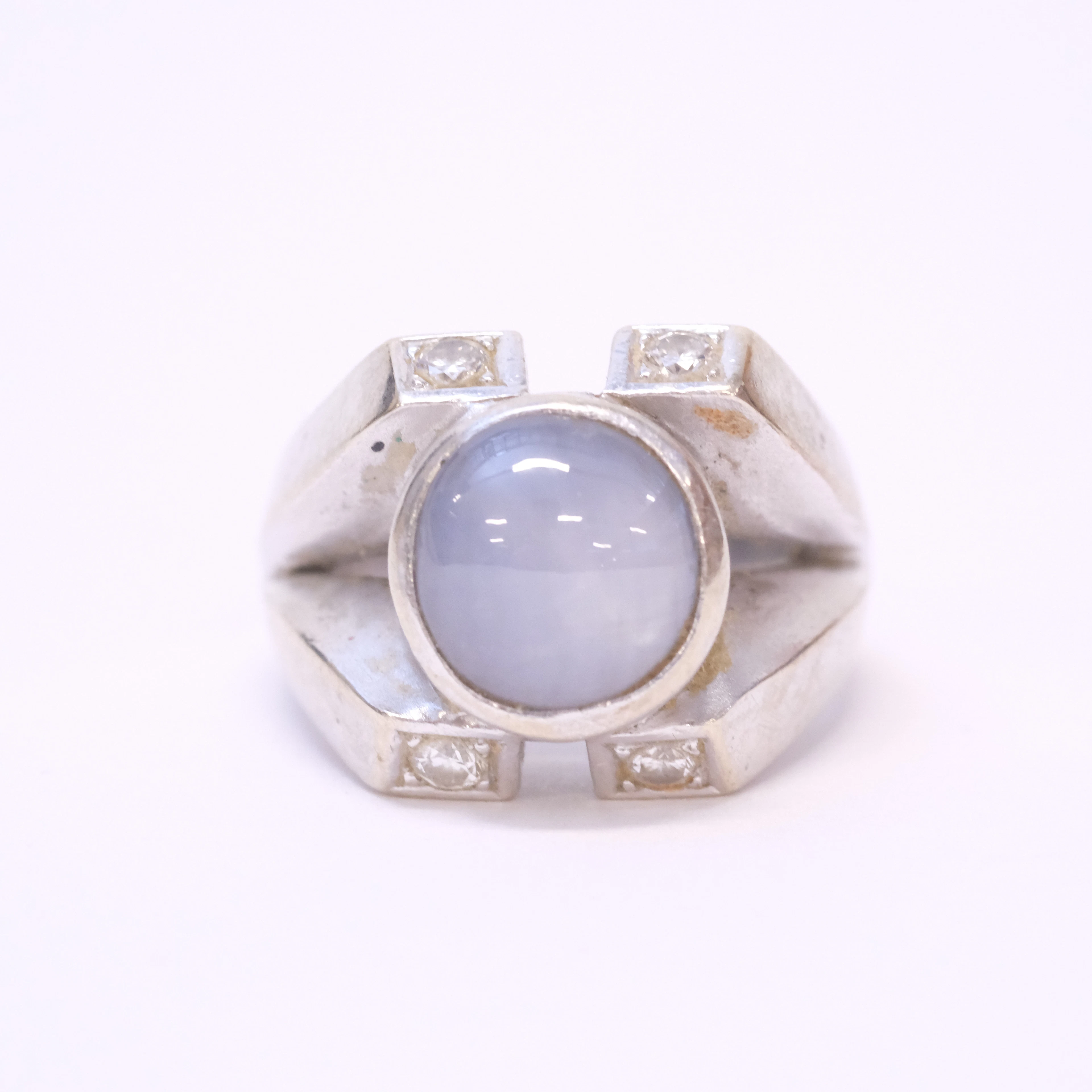 RING MED MÅNSTEN OCH DIAMANTER, 14K VITGULD.