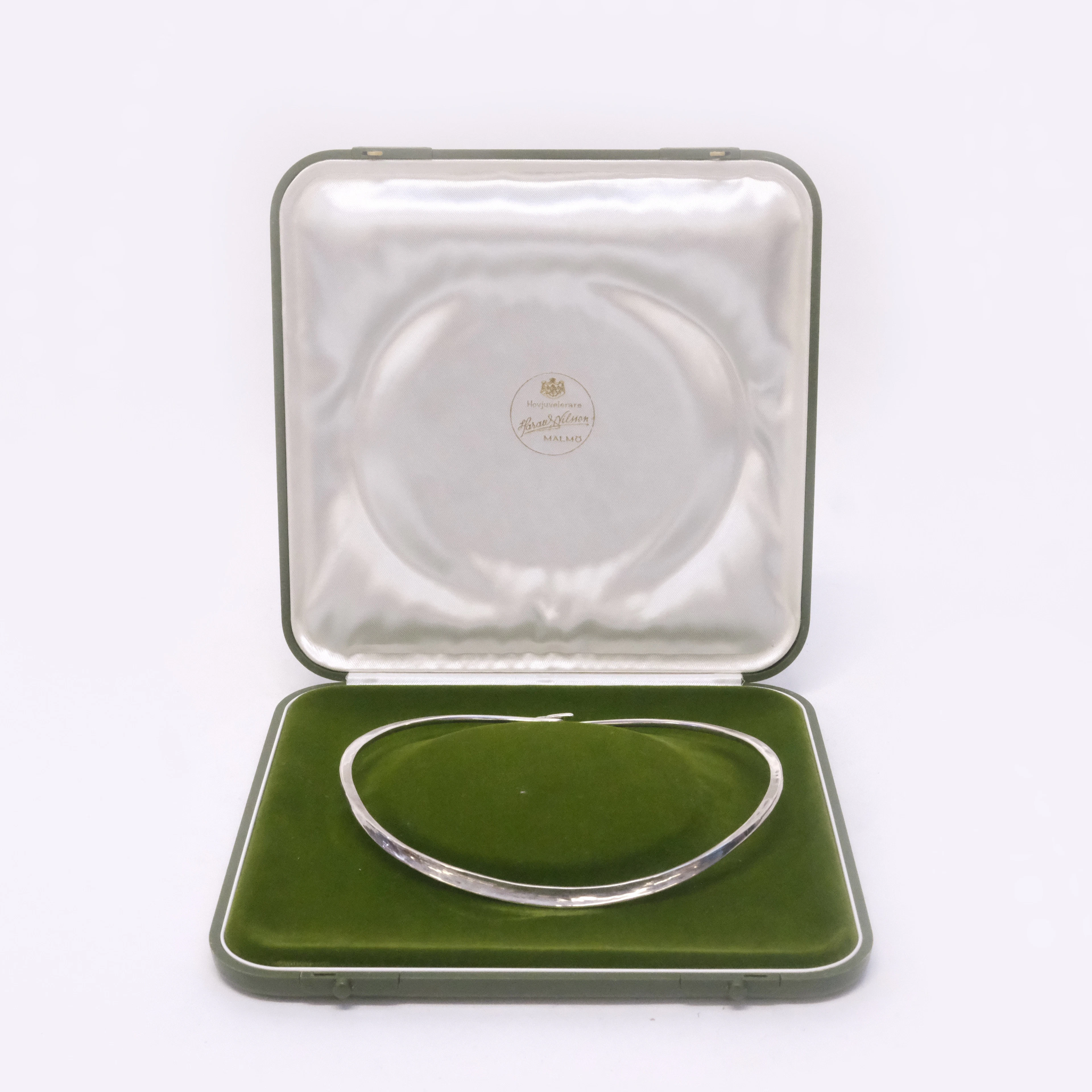 OLOF BARVE. STEL HALSRING, SILVER. HOS SILVERSMED INGA-BRITT DAHLQUIST I MALMÖ.