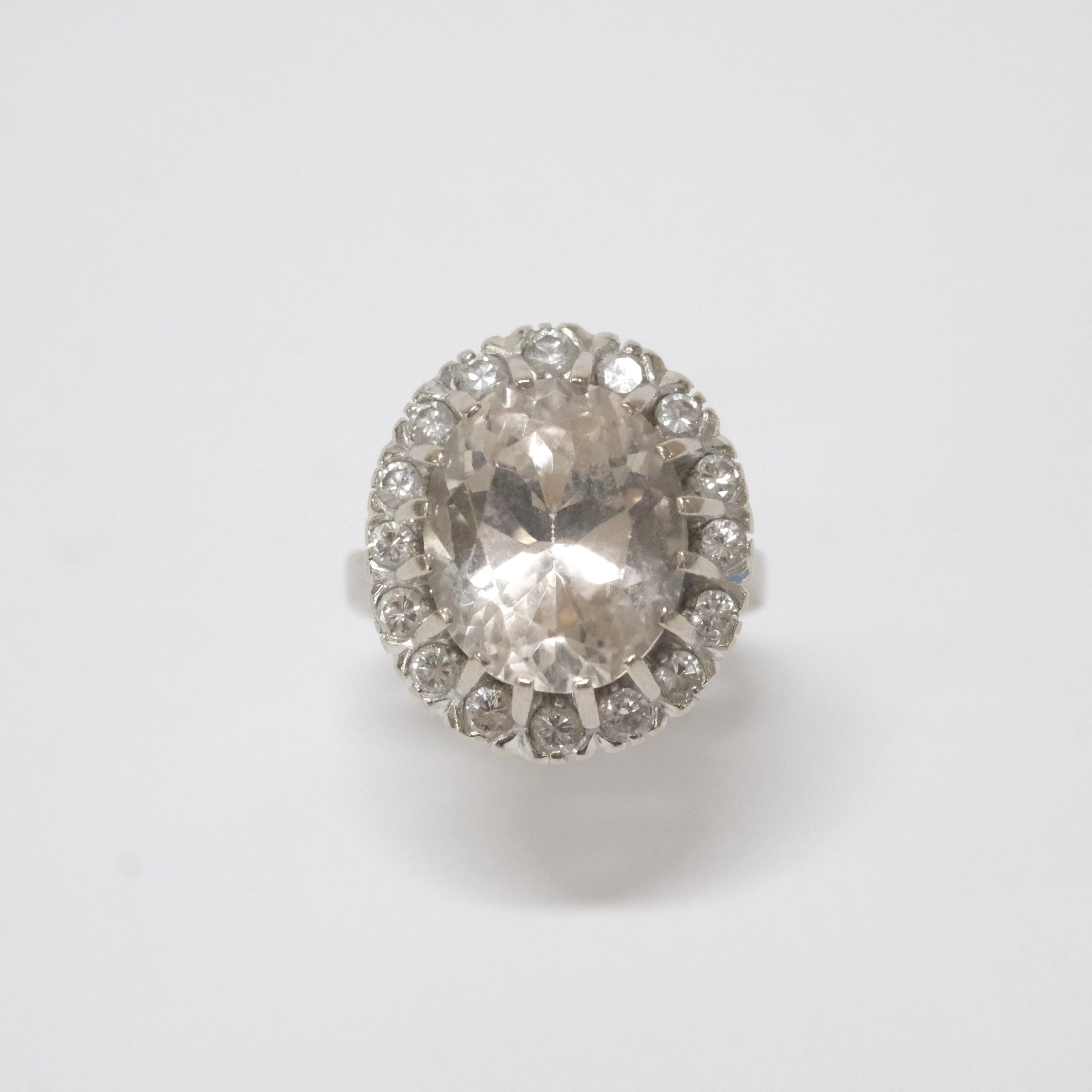 RING MED TOPAS OCH DIAMANTER, 18K VITGULD.