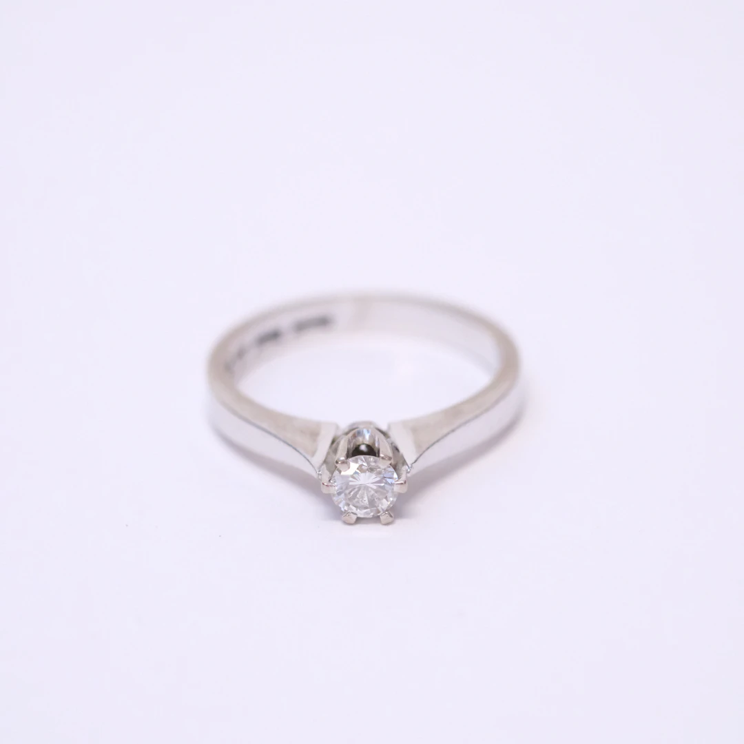 SOLITÄRRING MED DIAMANT.