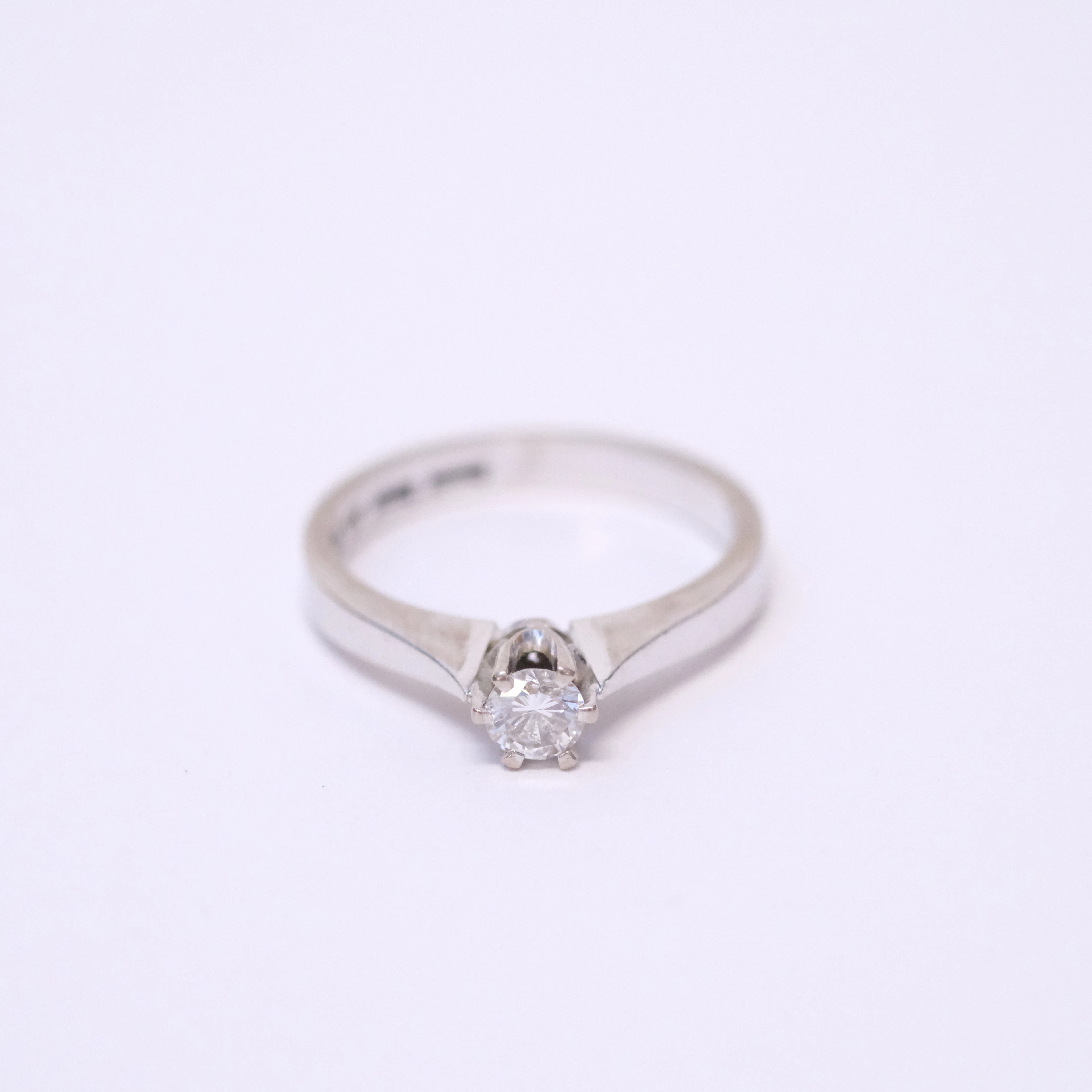 SOLITÄRRING MED DIAMANT.