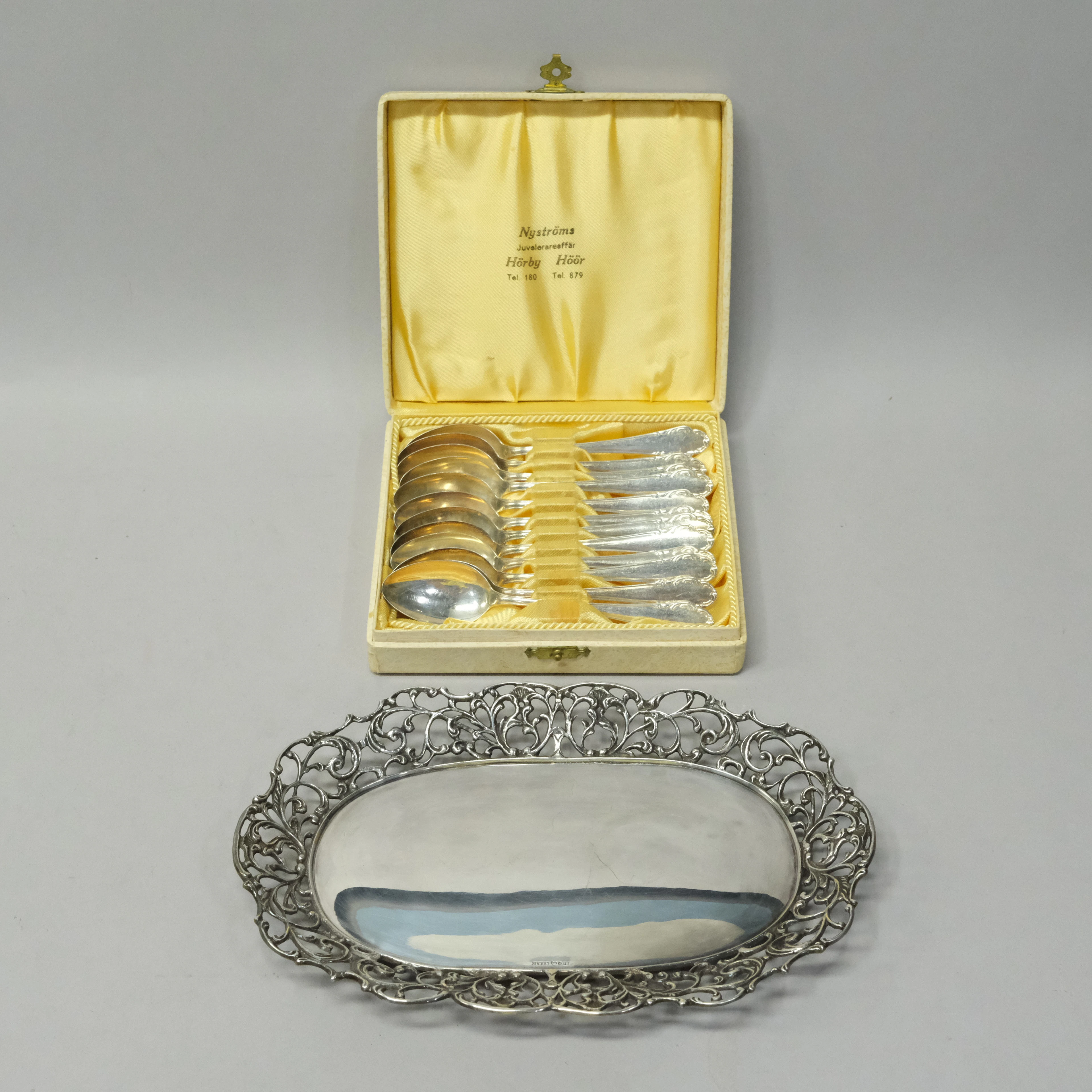 ETT SILVERFAT SAMT 12 SILVERSKEDAR.