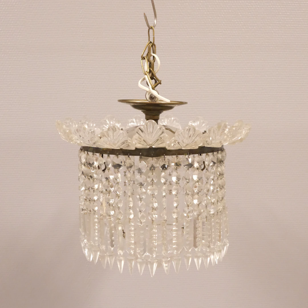 TAKLAMPA MED PRISMOR OCH GLASKRAGE. 1900-TAL.