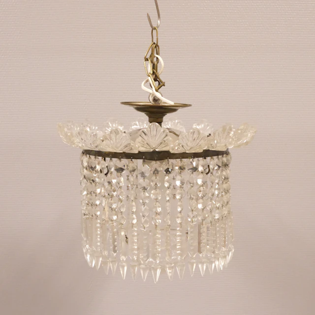 TAKLAMPA MED PRISMOR OCH GLASKRAGE. 1900-TAL.