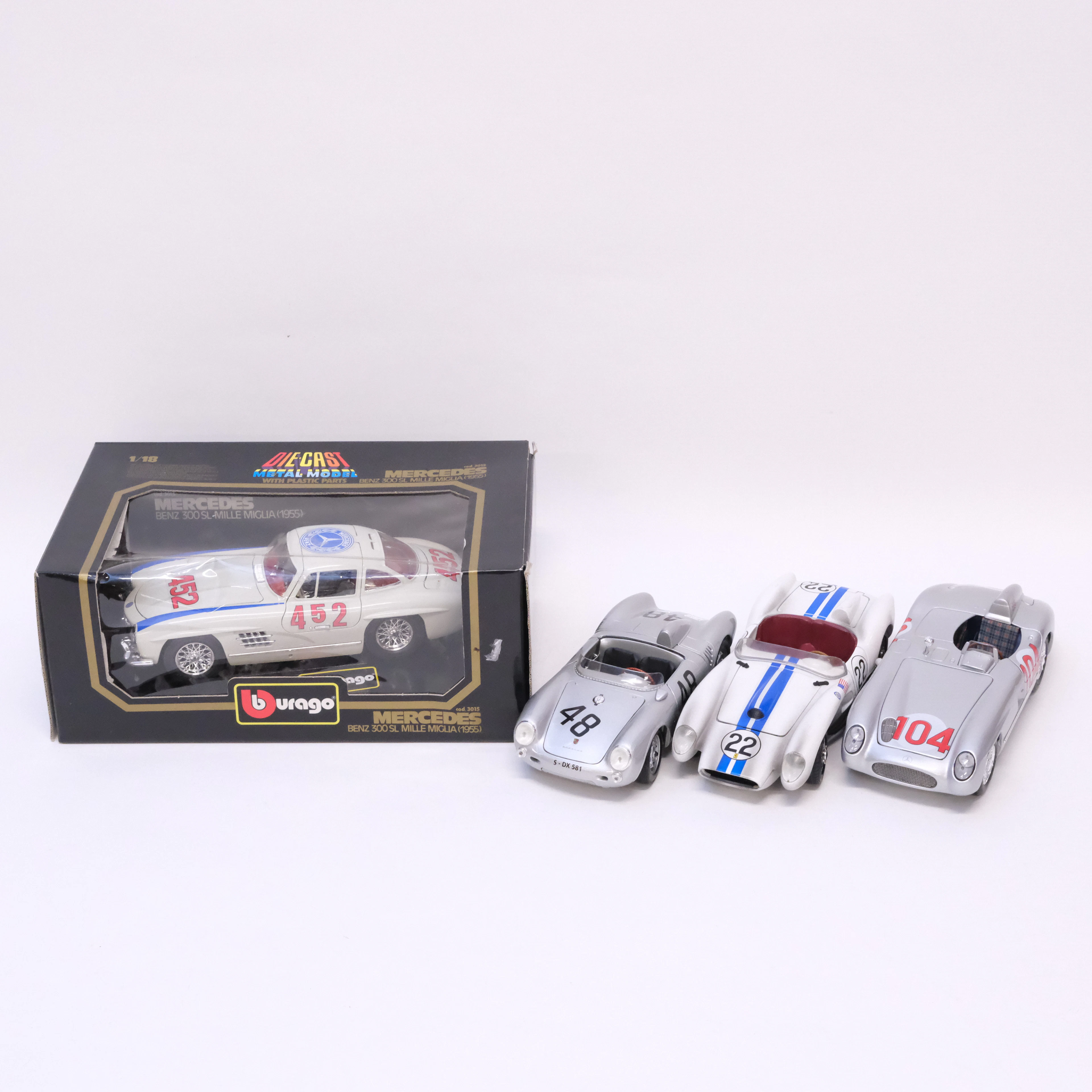 FYRA MODELLBILAR. BBURAGO, MAISTO SAMT MATTEL. SKALA 1:18.