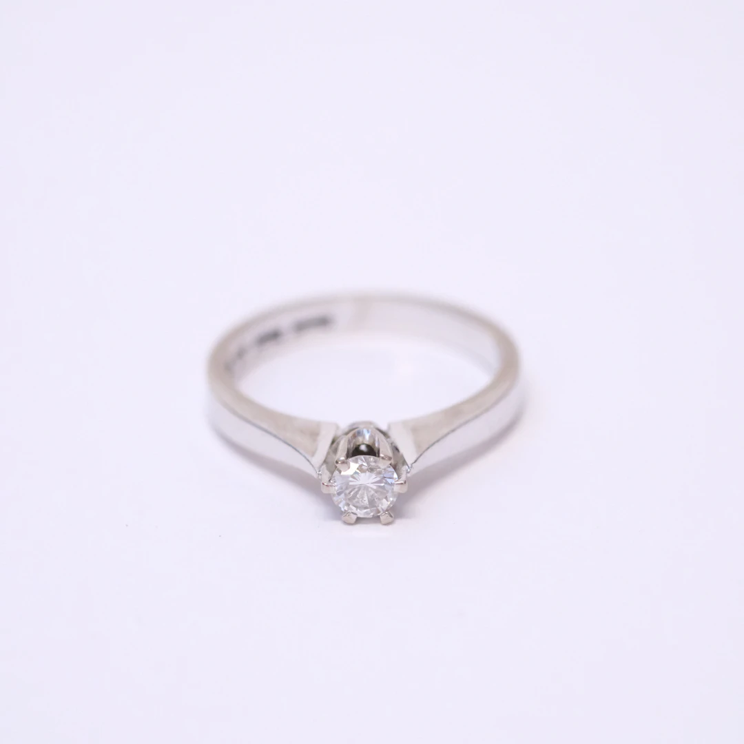 SOLITÄRRING MED DIAMANT.