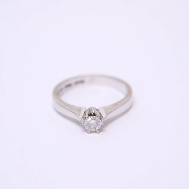 SOLITÄRRING MED DIAMANT.