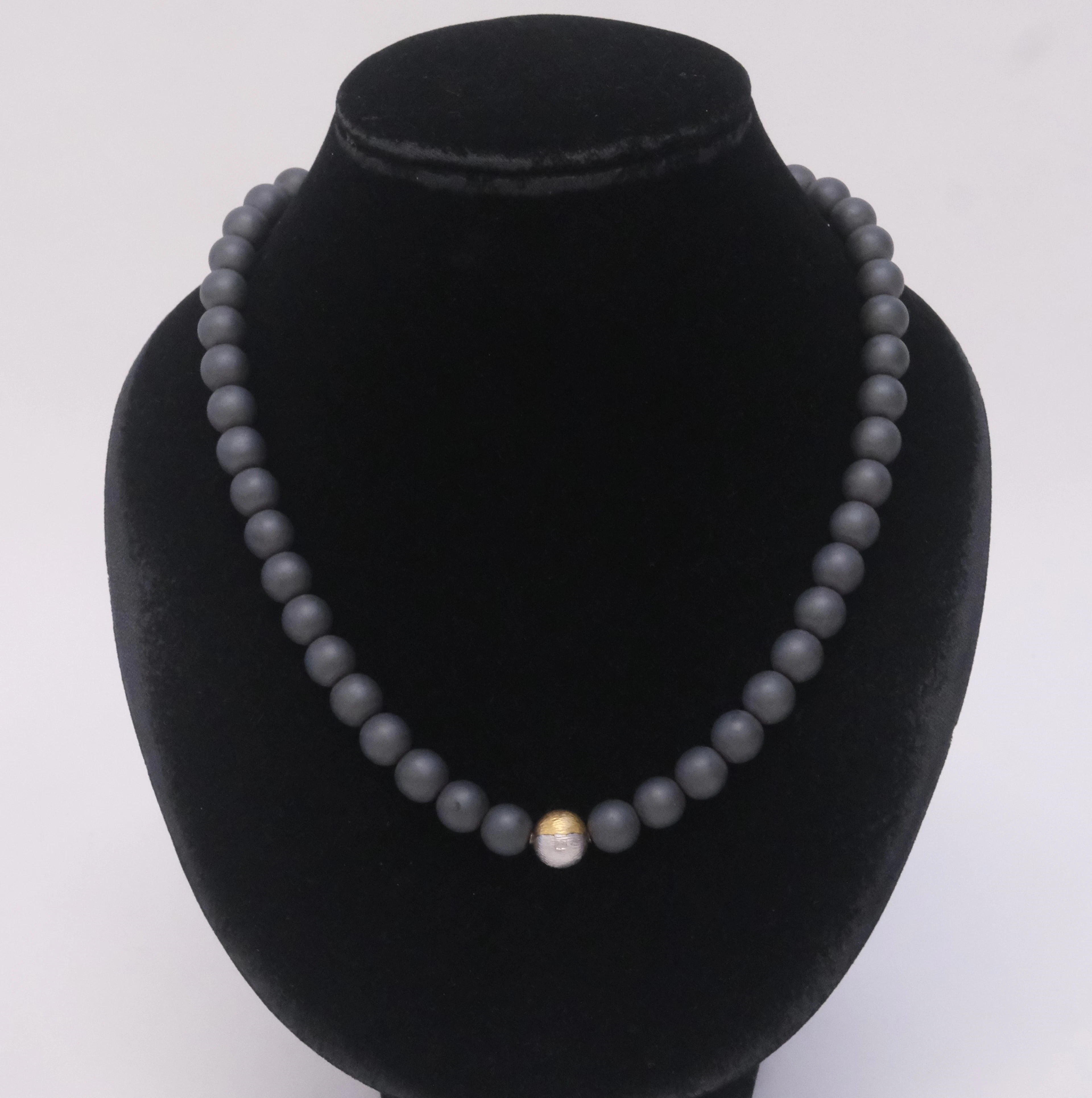OLE LYNGGAARD. COLLIER MED ONYX OCH KULLÅS AV 18K GULD.