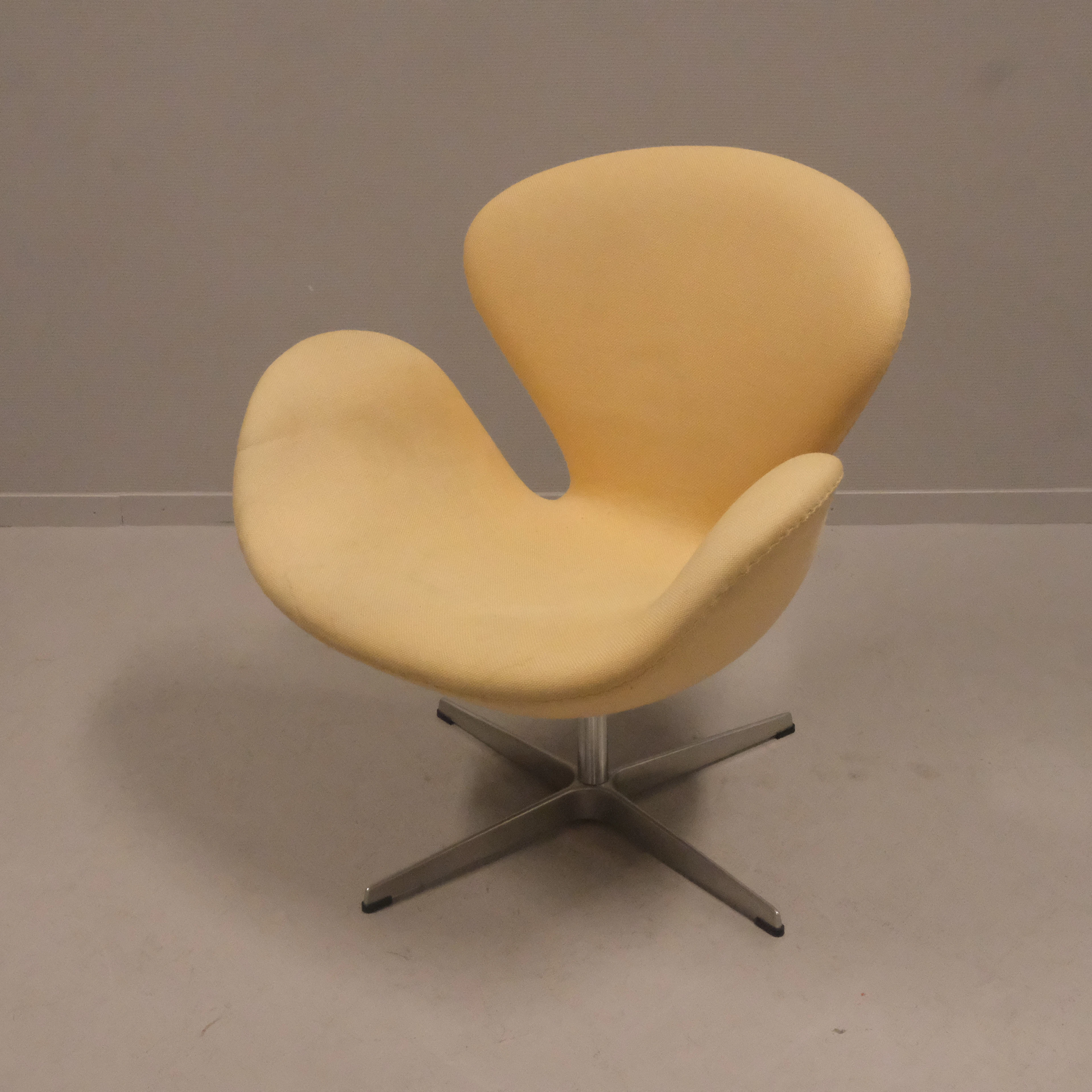 ARNE JACOBSEN. SNURRFÅTÖLJ, "SVANEN", FRITZ HANSEN.