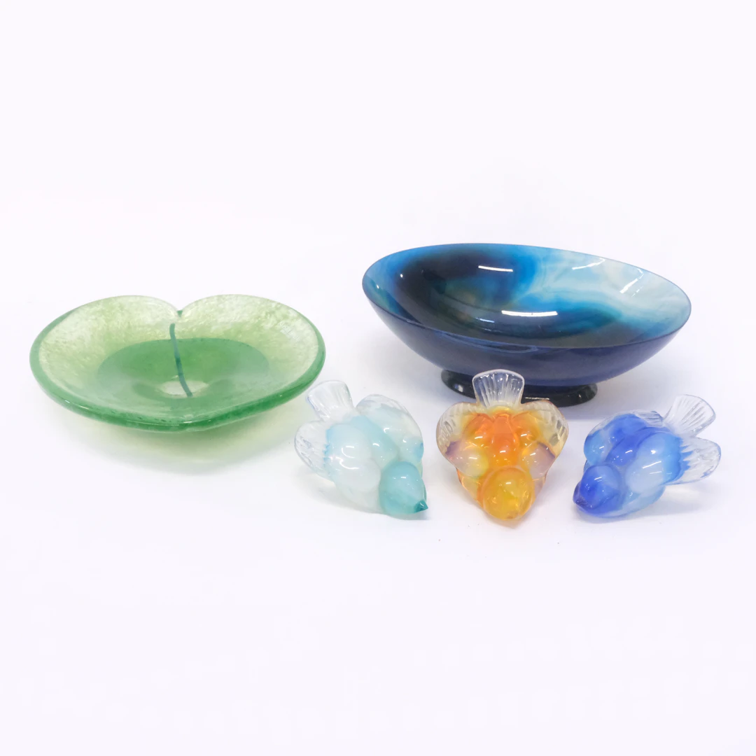 KONSTGLAS, FEM DELAR, BL.A. KOSTA BODA.
