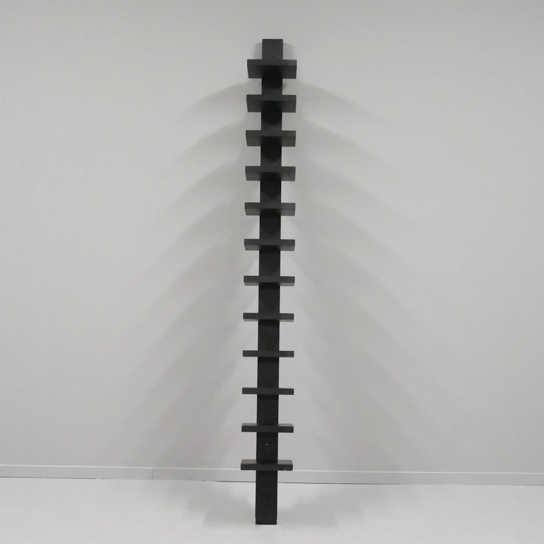 JOHN KANDELL. VÄGGHYLLA, ”PILASTER”, KÄLLEMO.