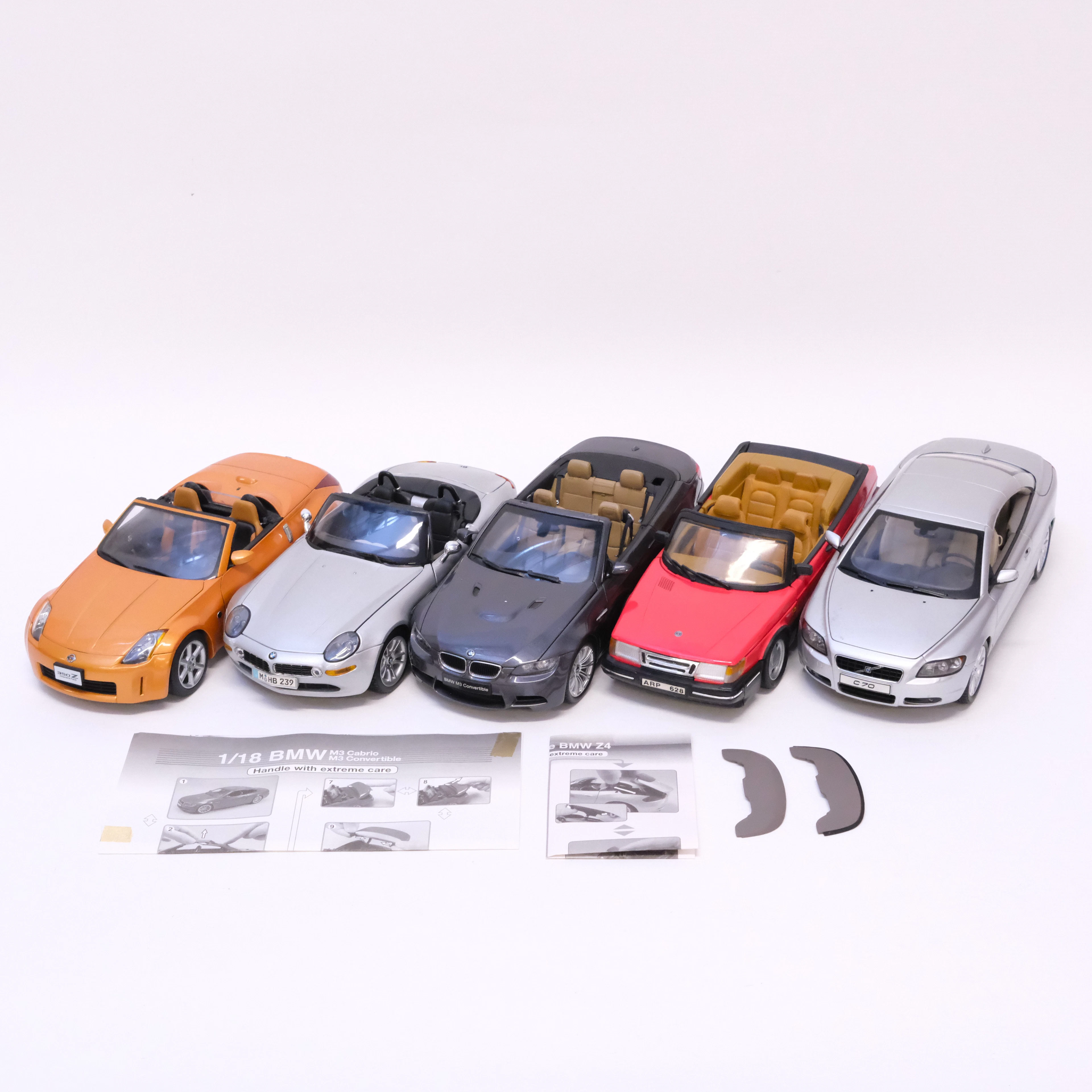 FEM MODELLBILAR. AUTOART, MOTORART, MAISTO, KYOSHO SAMT ANSON. SKALA 1:18.
