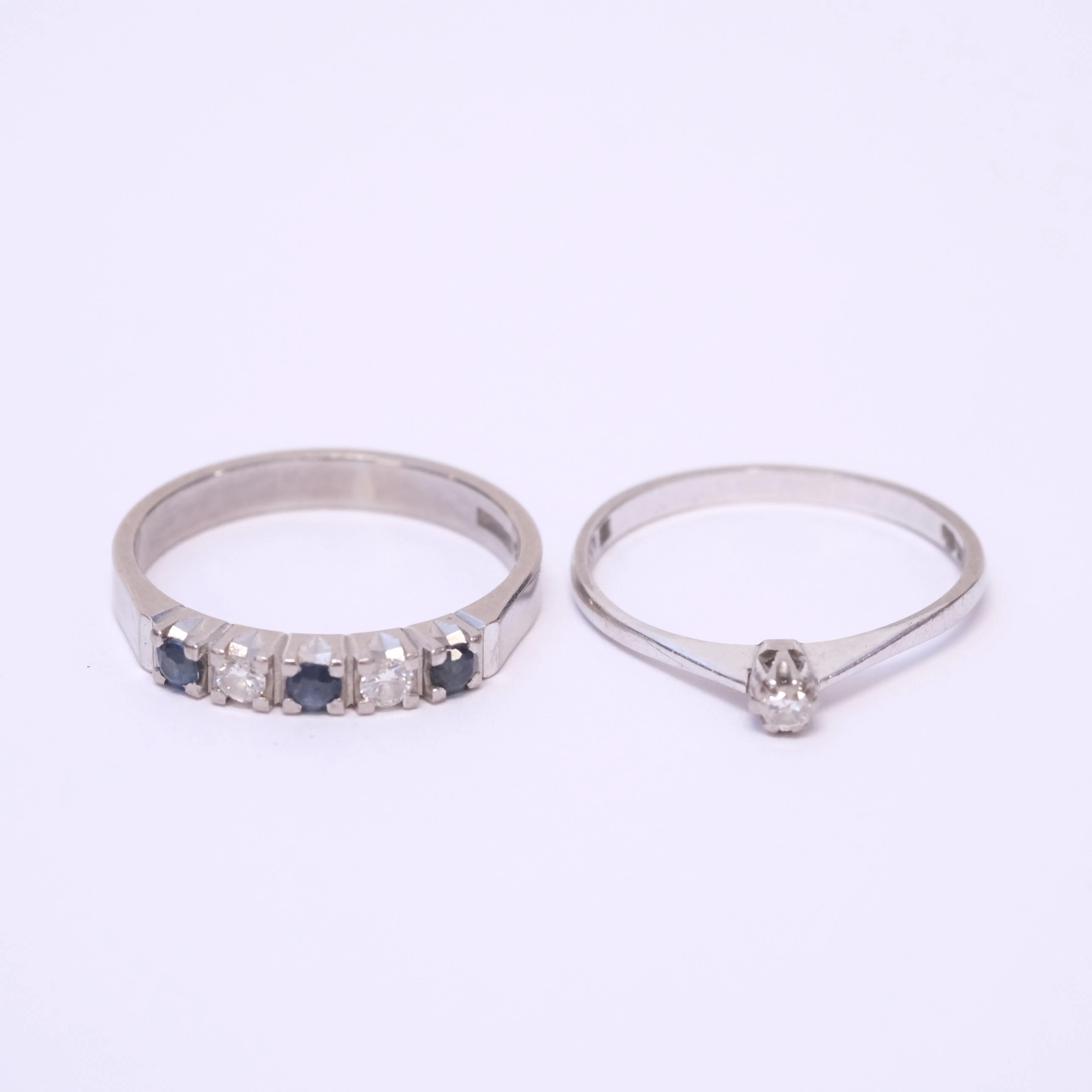 RINGAR, TVÅ STYCKEN MED DIAMANTER OCH SAFIRER.