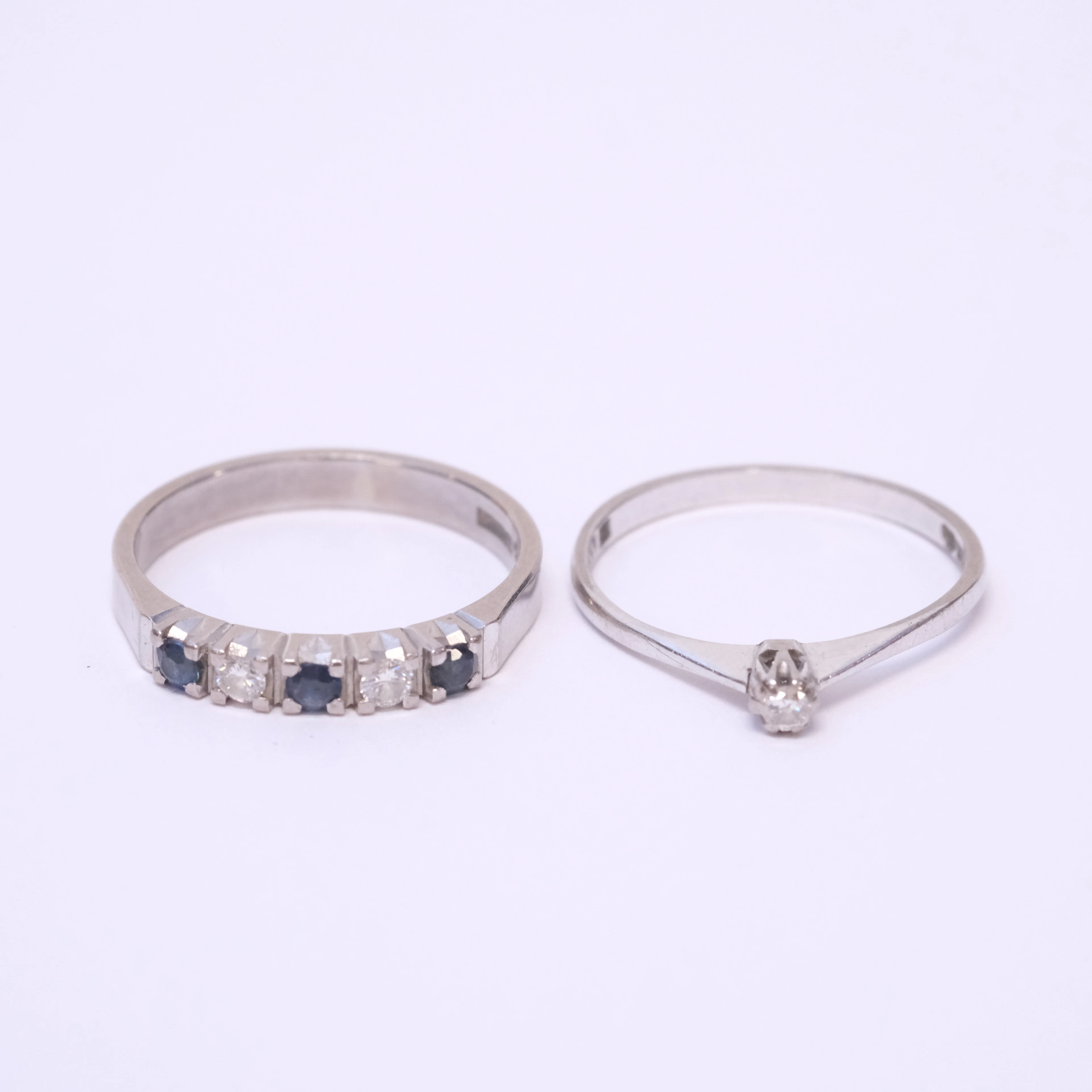 RINGAR, TVÅ STYCKEN MED DIAMANTER OCH SAFIRER.