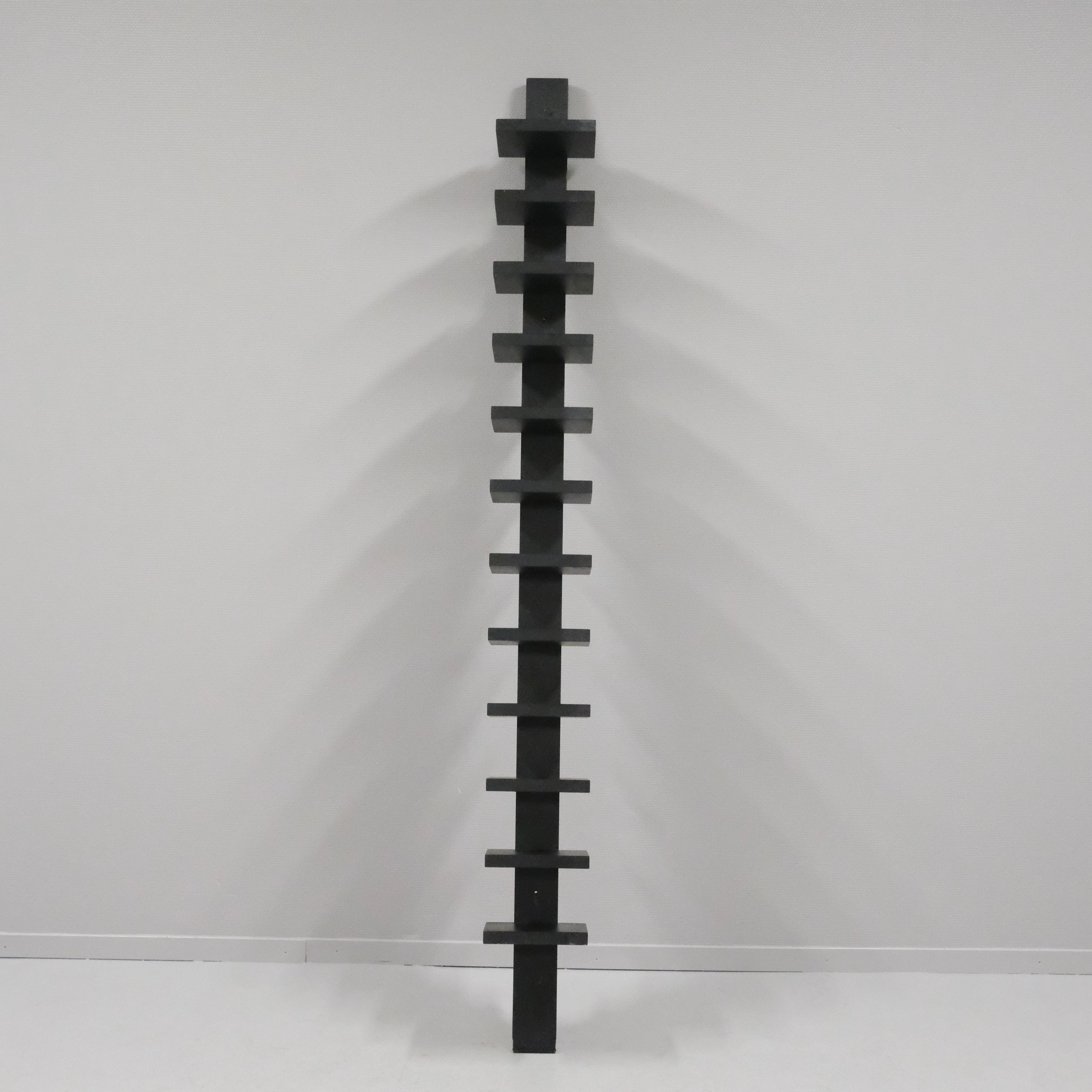 JOHN KANDELL. VÄGGHYLLA, ”PILASTER”, KÄLLEMO.