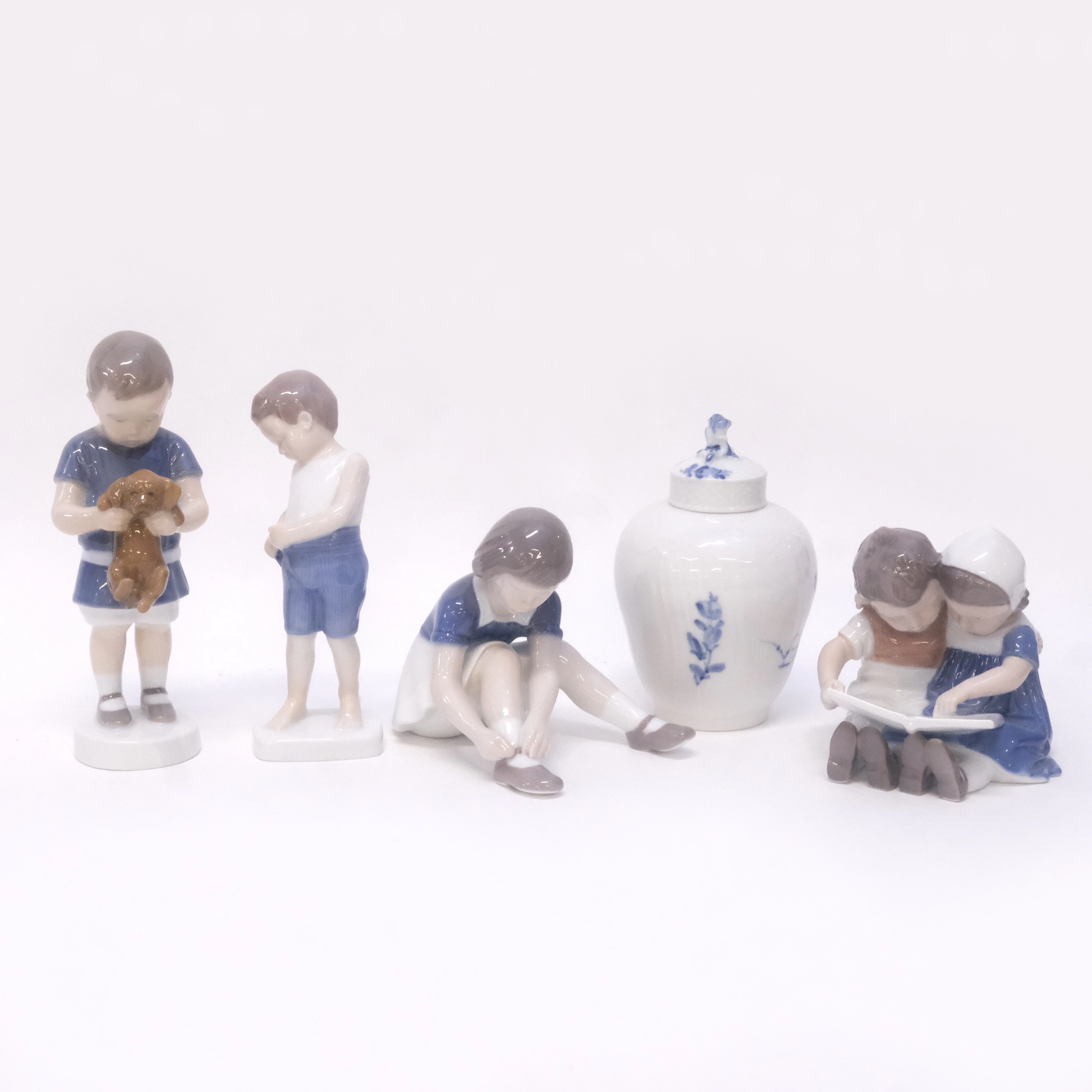 4 FIGURINER SAMT LOCKURNA, ROYAL COPENHAGEN OCH BING & GRÖNDAHL.