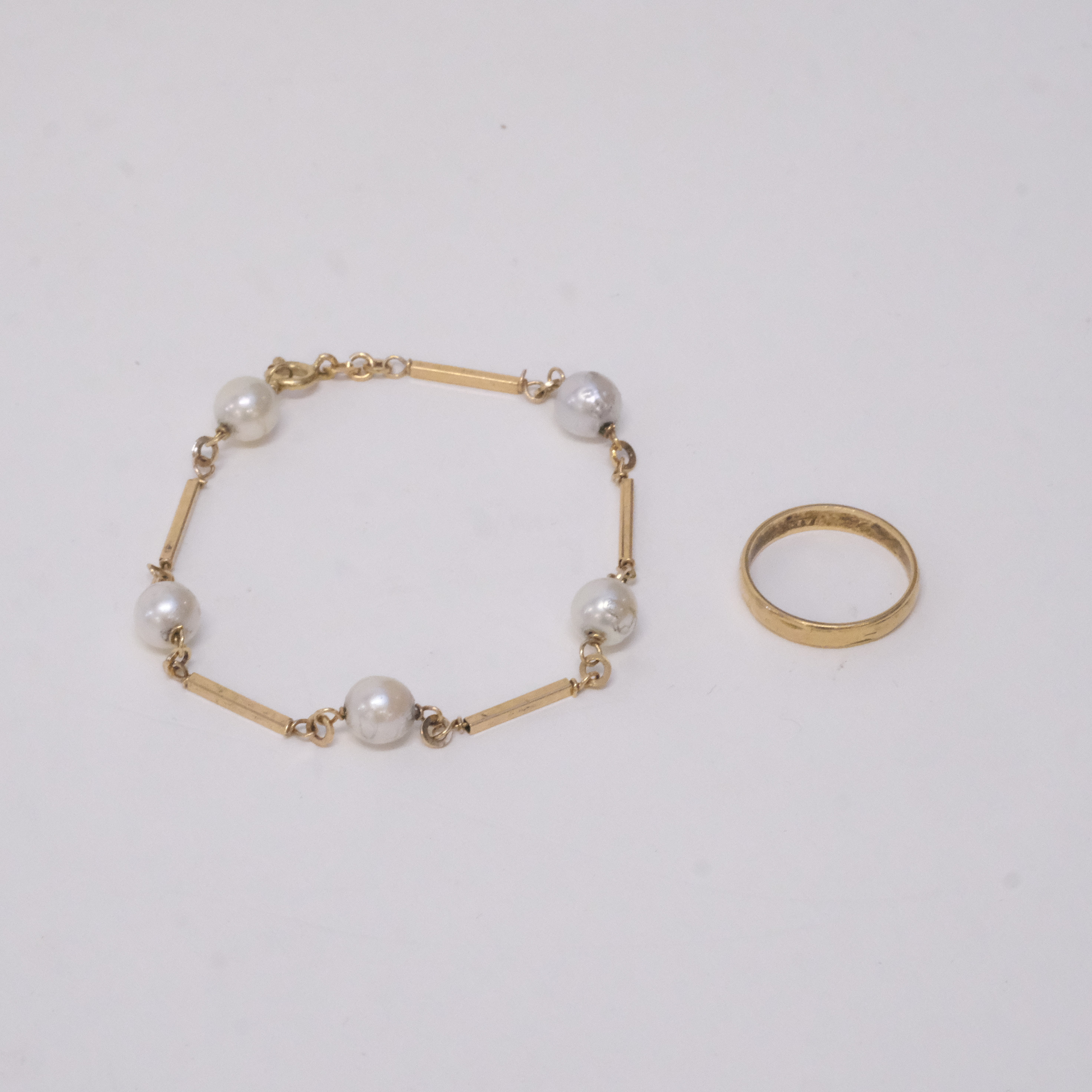 ARMBAND 18K GULD MED PÄRLOR SAMT SLÄT RING 18K GULD.