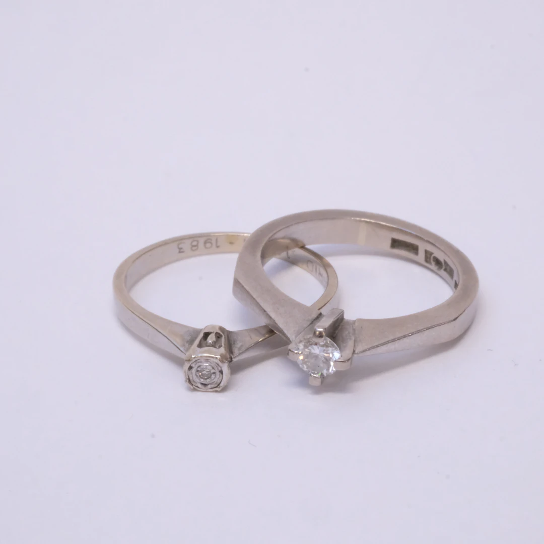 TVÅ RINGAR MED DIAMANTER, 18K VITGULD.