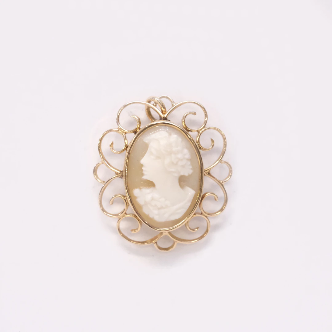 HÄNGE MED CAMÈ, 18K GULD.