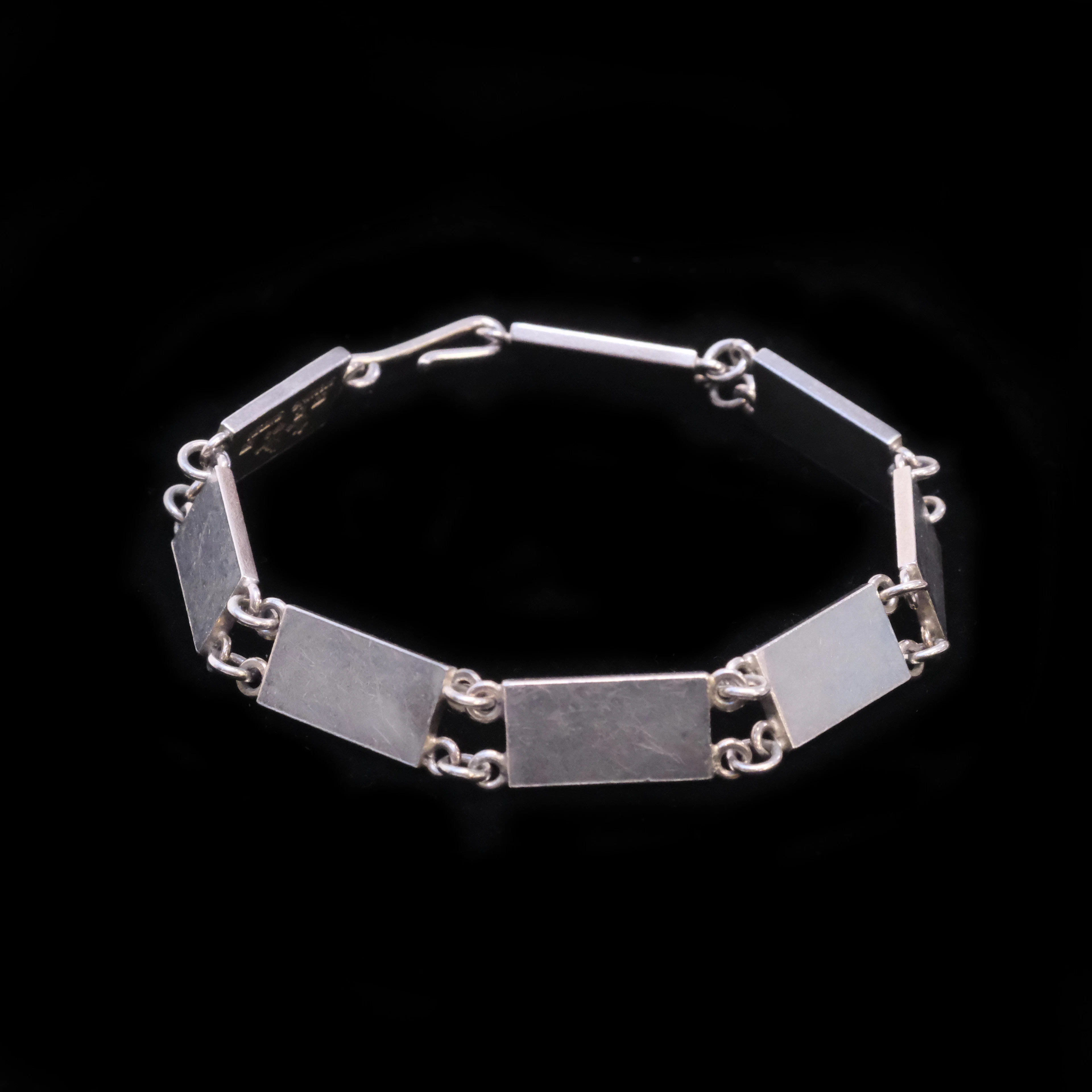 WIWEN NILSSON. ARMBAND MED PLATTOR.
