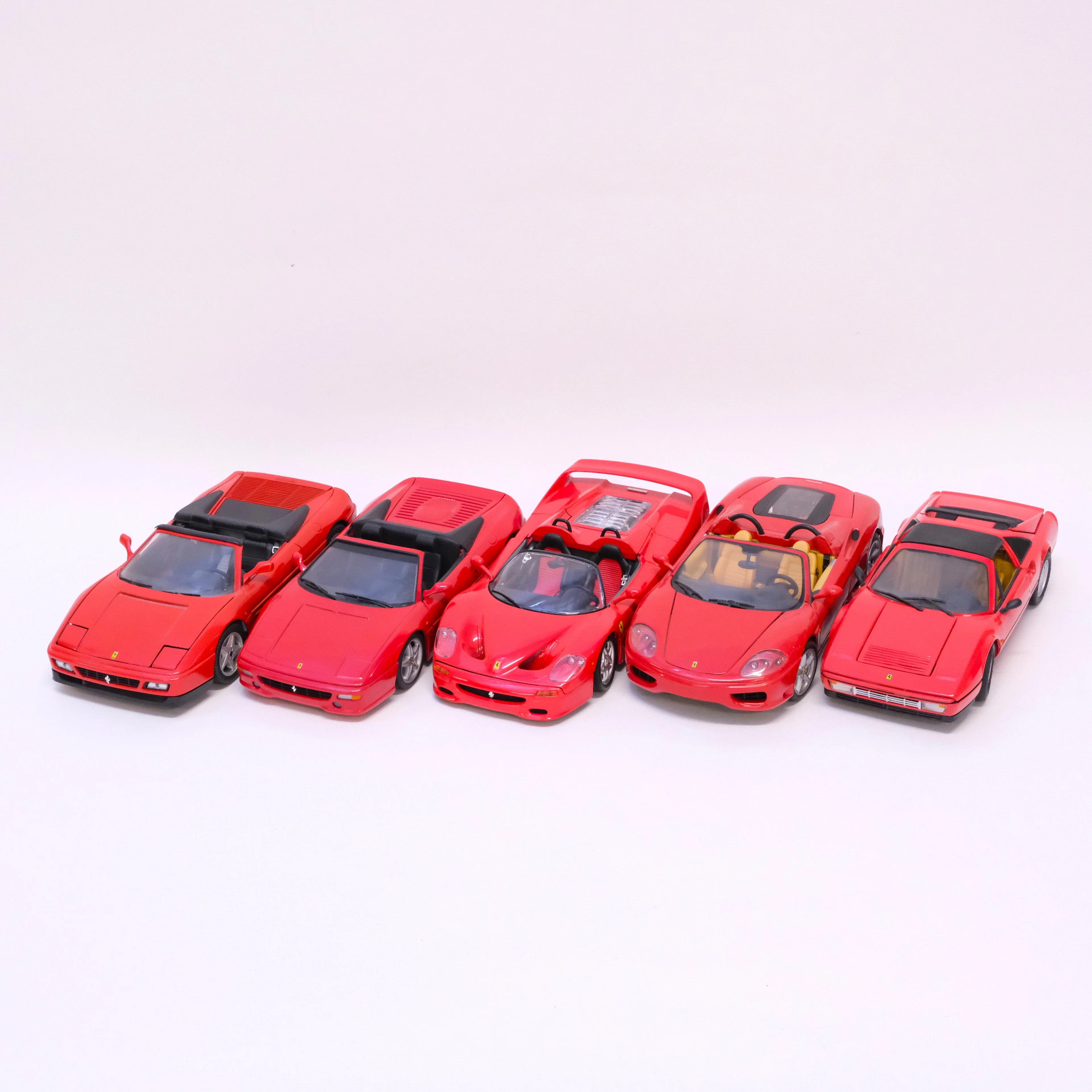 FEM MODELLBILAR, "FERRARI". MATTEL, MIRA, UT MODELS, BBURAGO SAMT