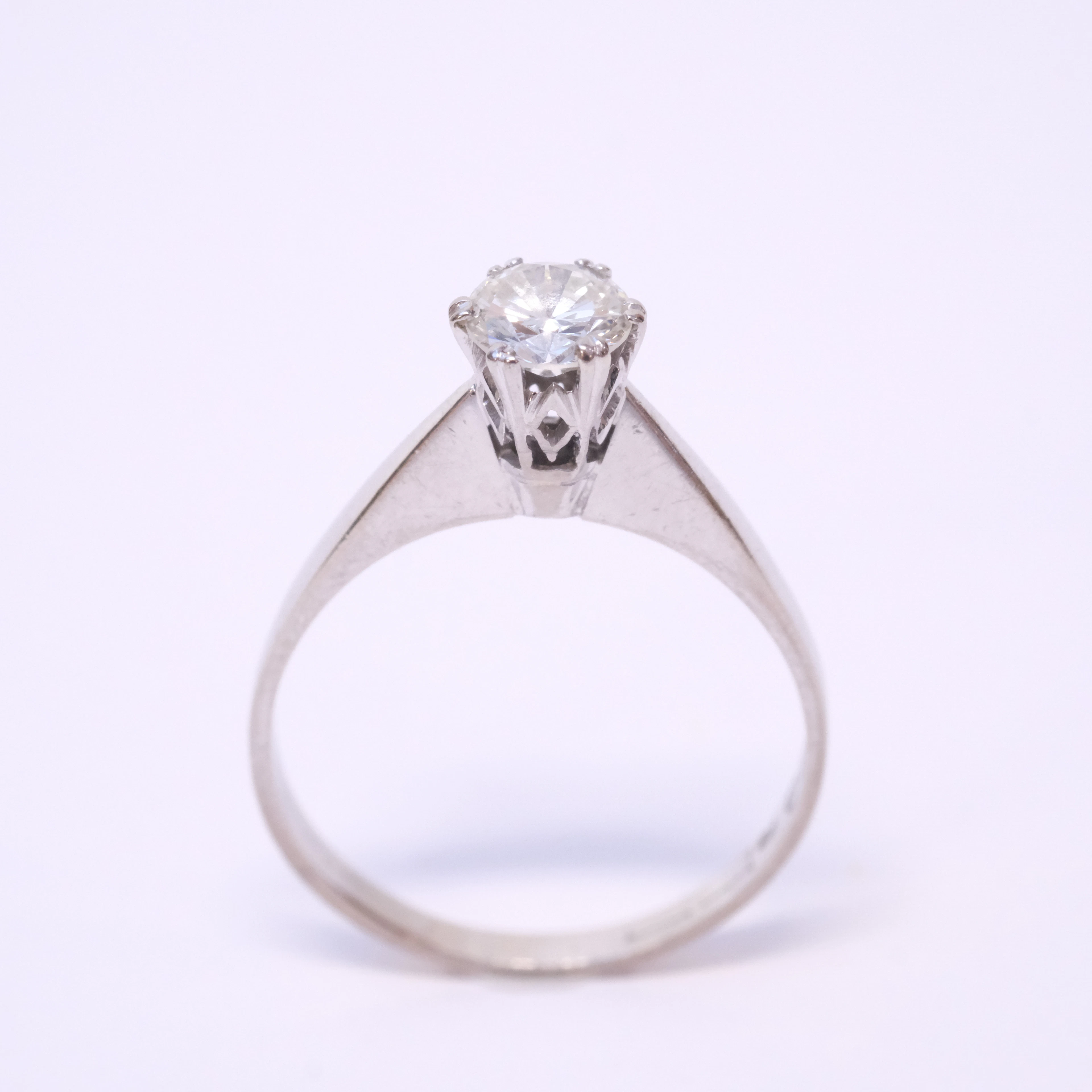 SOLITÄRRING MED DIAMANT, 18K GULD.