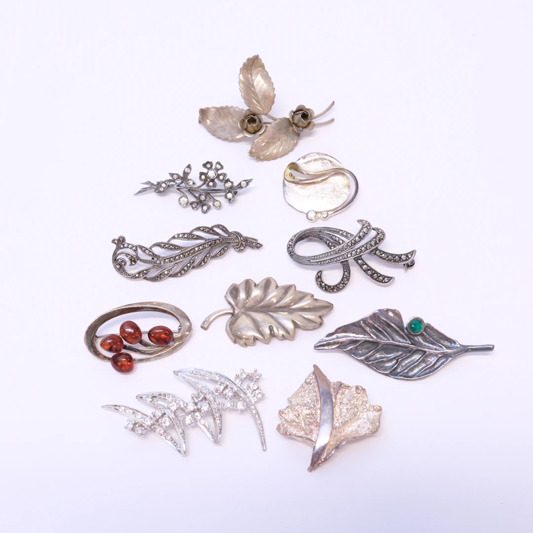 BROSCHER, SILVER, TIO STYCKEN.