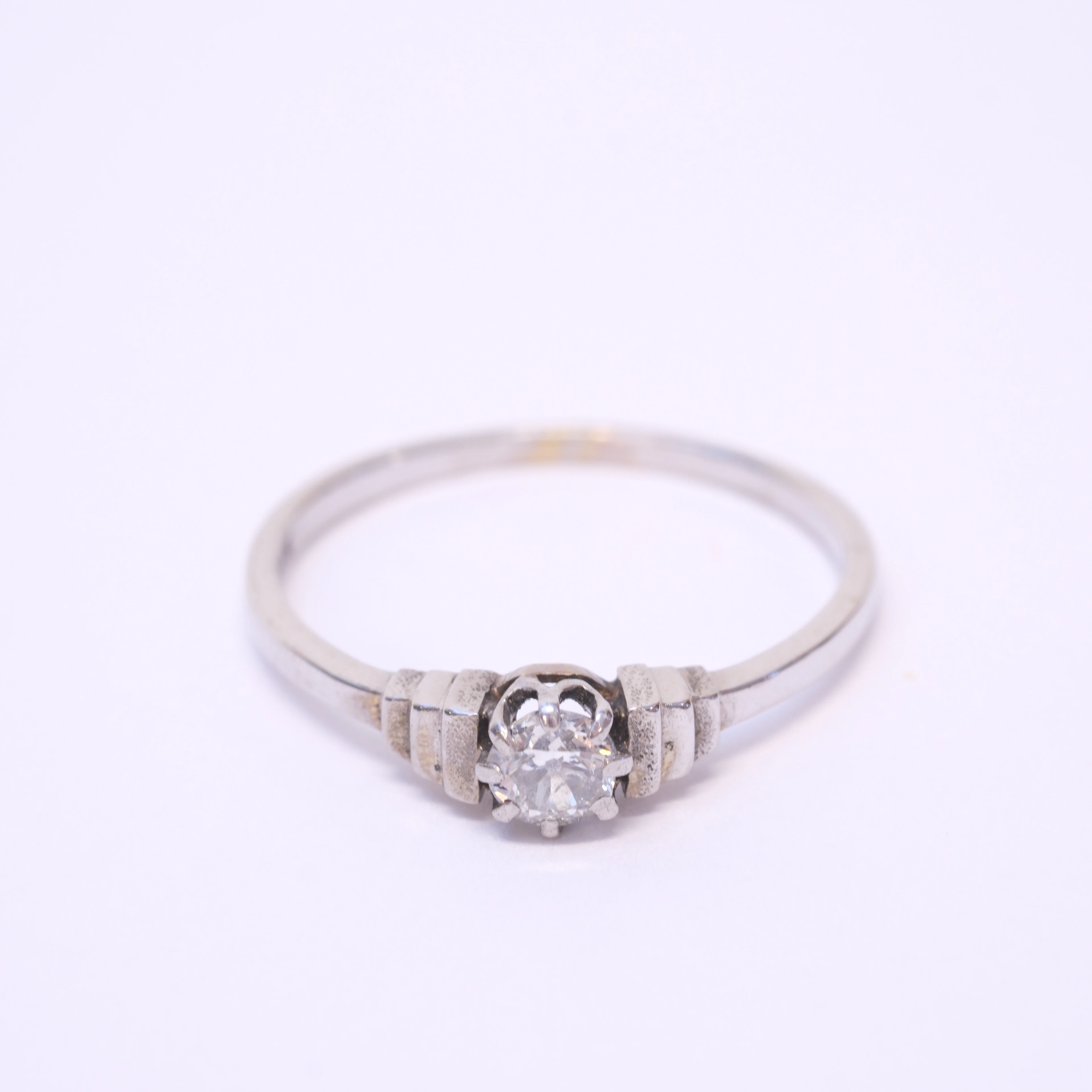 SOLITÄRRING MED DIAMANT, 14K GULD.