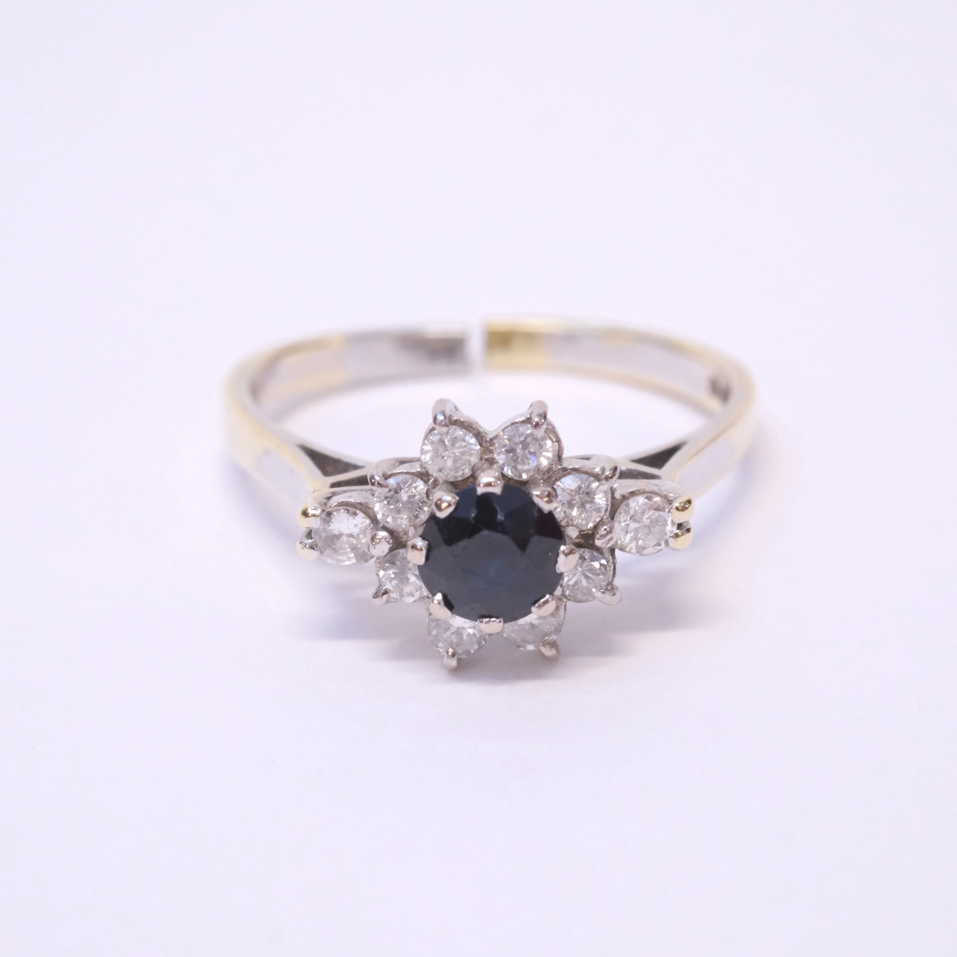 RING MED SAFIR OCH DIAMANTER, 18K GULD.