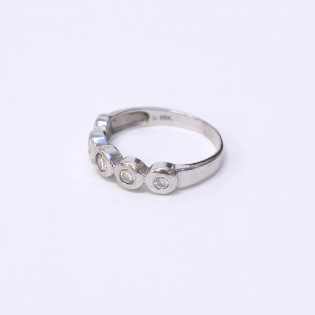 RING MED DIAMANTER, 18K VITGULD.