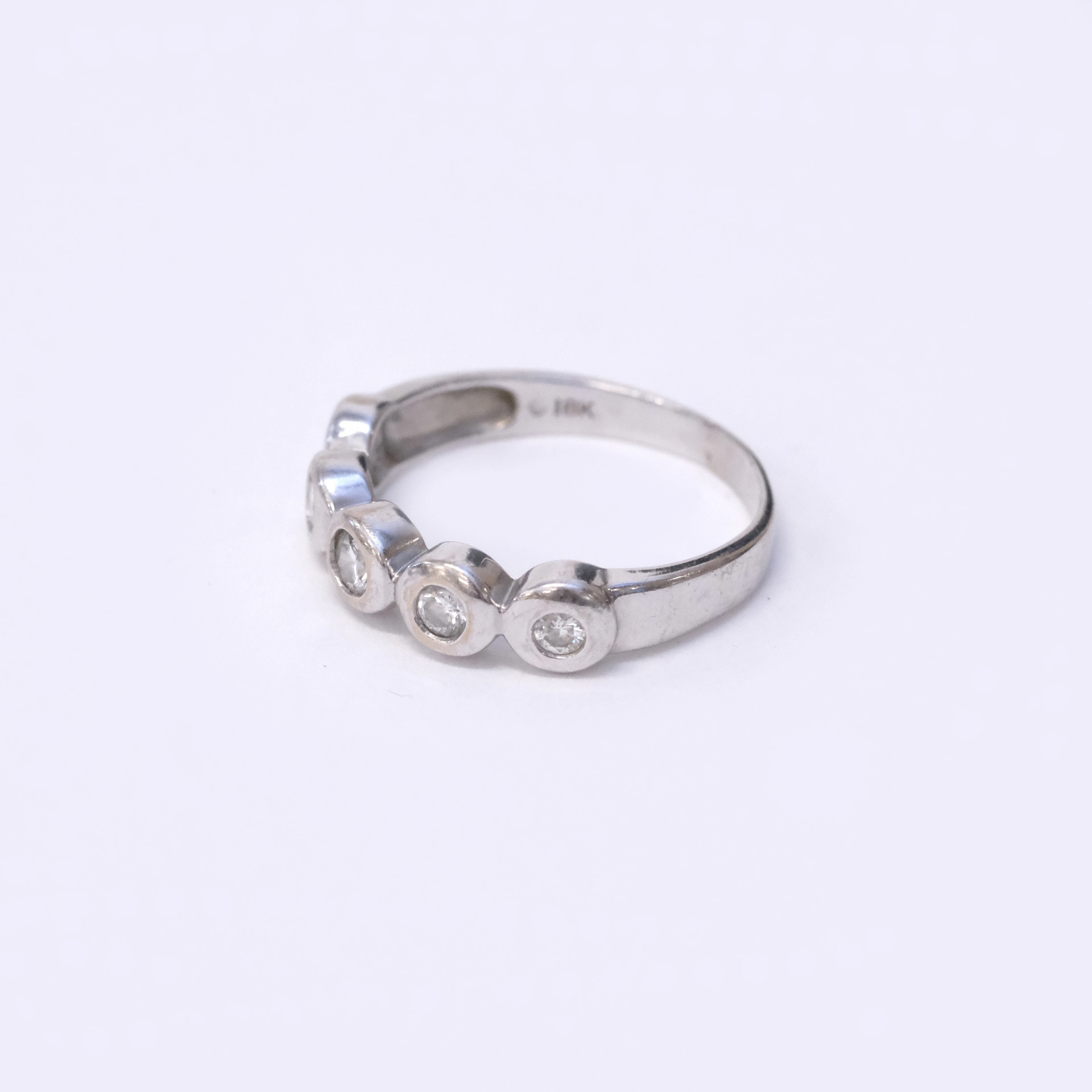 RING MED DIAMANTER, 18K VITGULD.