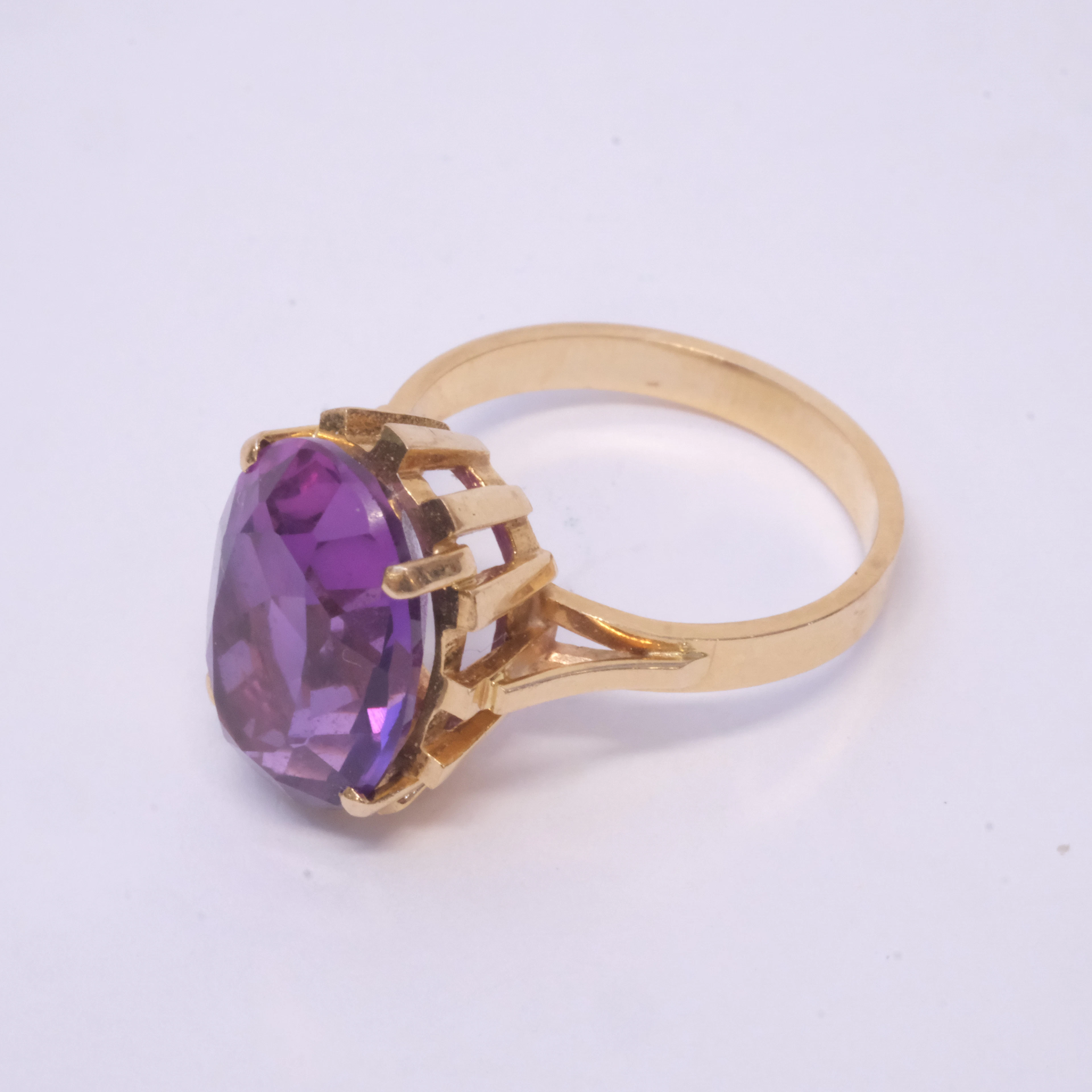 RING MED LILA SYNTETISK SAFIR, 18K GULD.