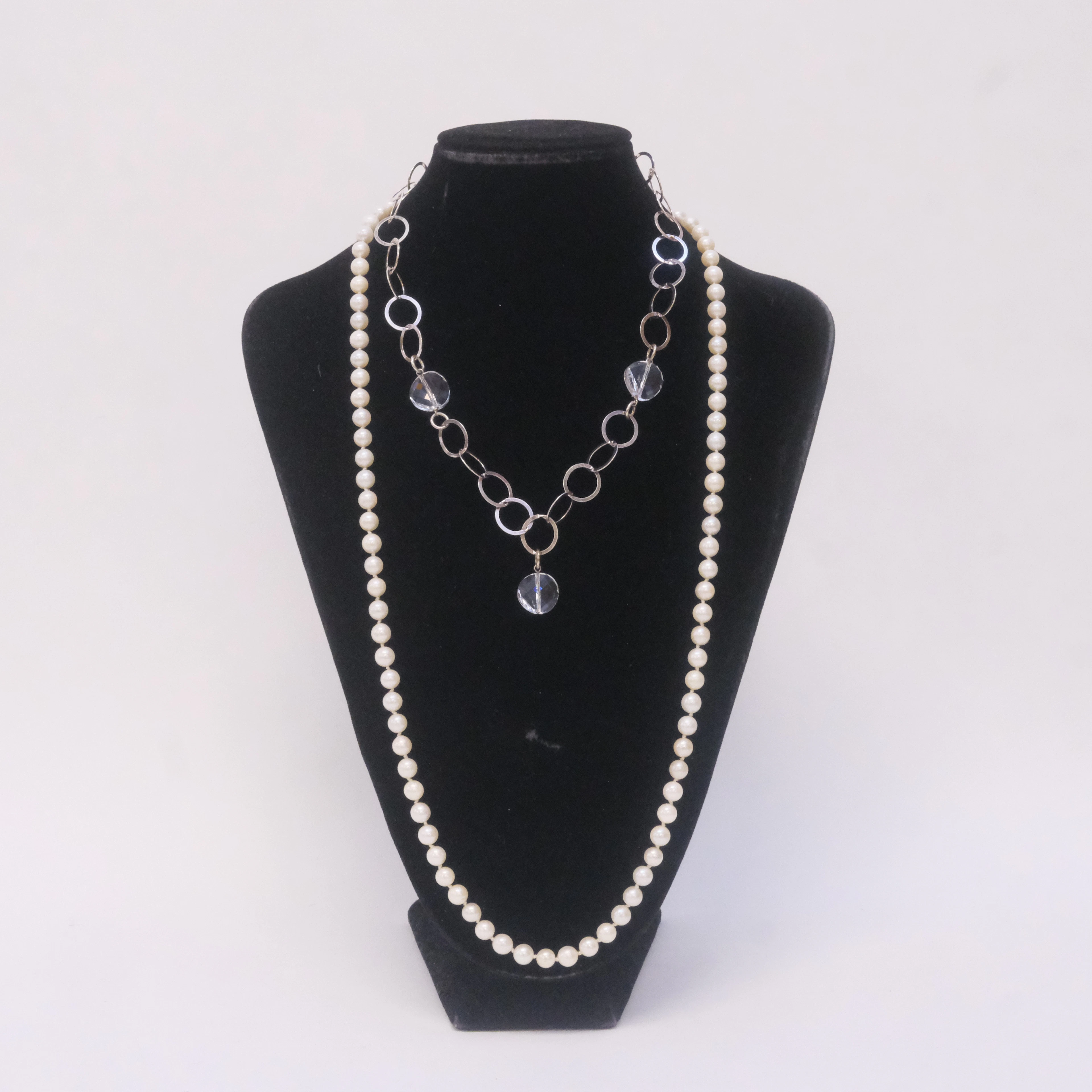 TVÅ COLLIER, SILVER OCH PÄRLOR.