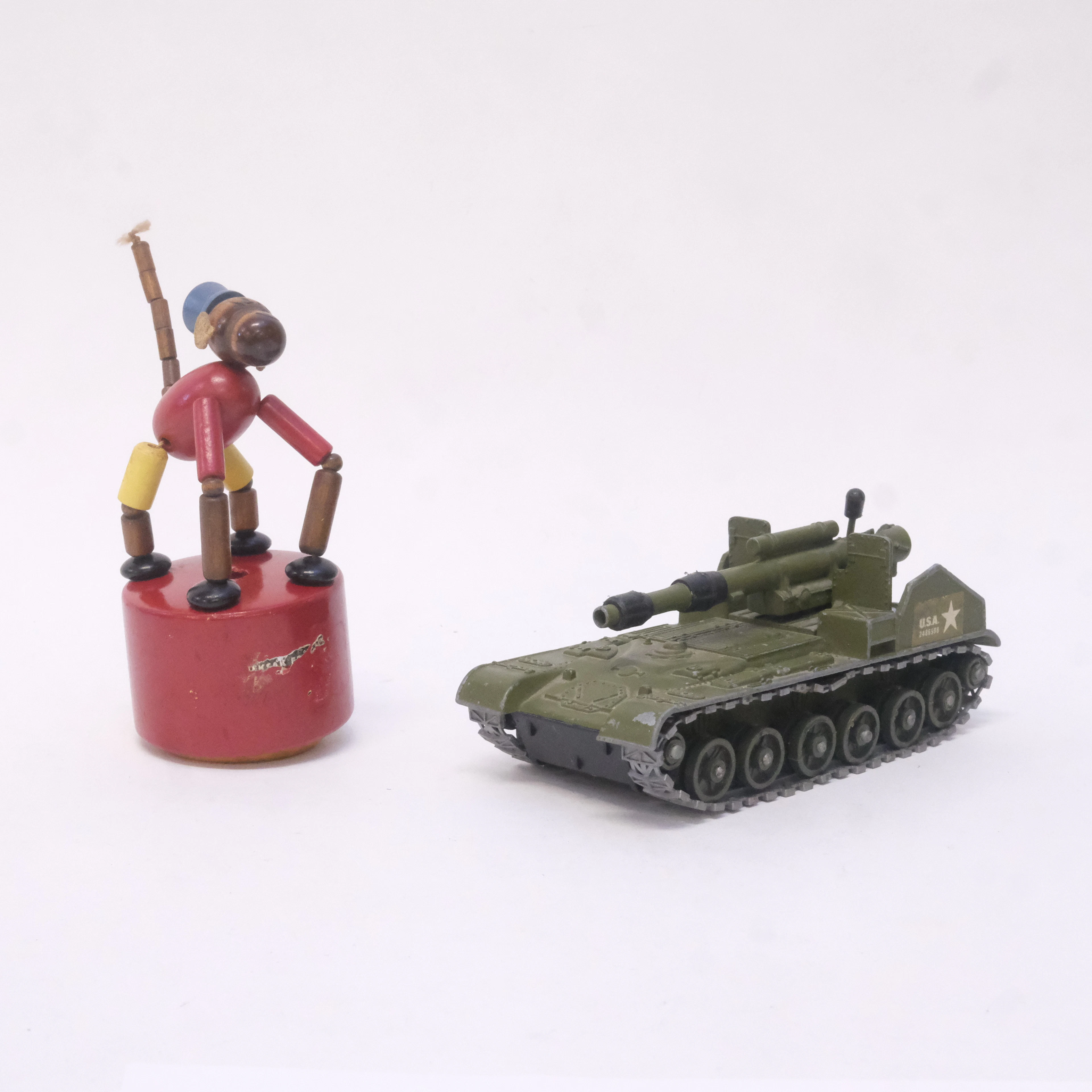 TVÅ LEKSAKER, BRIO APA SAMT DINKY TOYS MOBILE GUN.