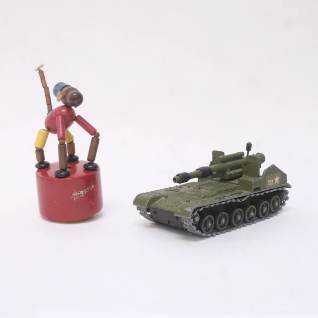 TVÅ LEKSAKER, BRIO APA SAMT DINKY TOYS MOBILE GUN.