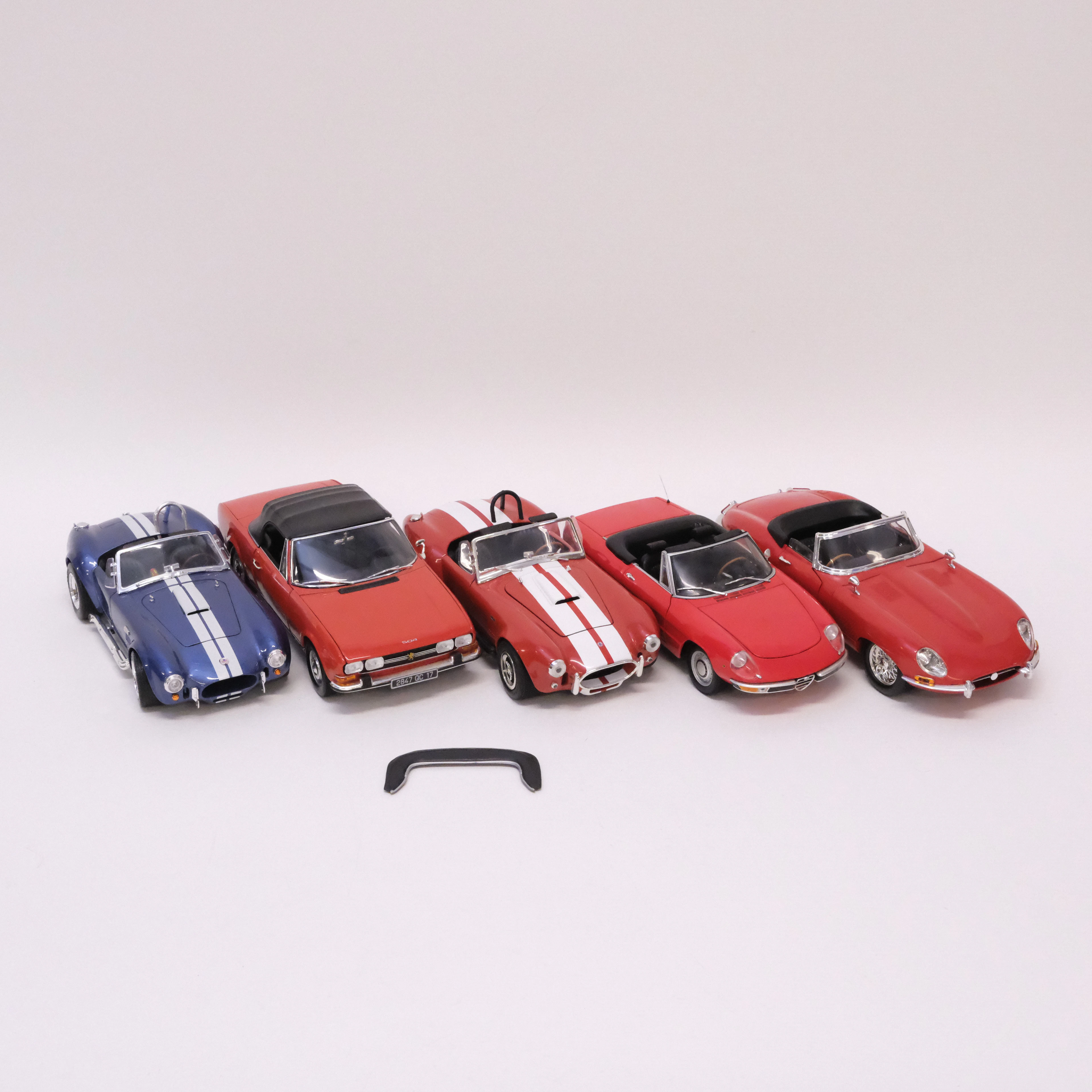 FEM MODELLBILAR. RC2, PAULS MODEL ART, NOREV, ROADLEGENDS OCH ERTL. SKALA 1:18.