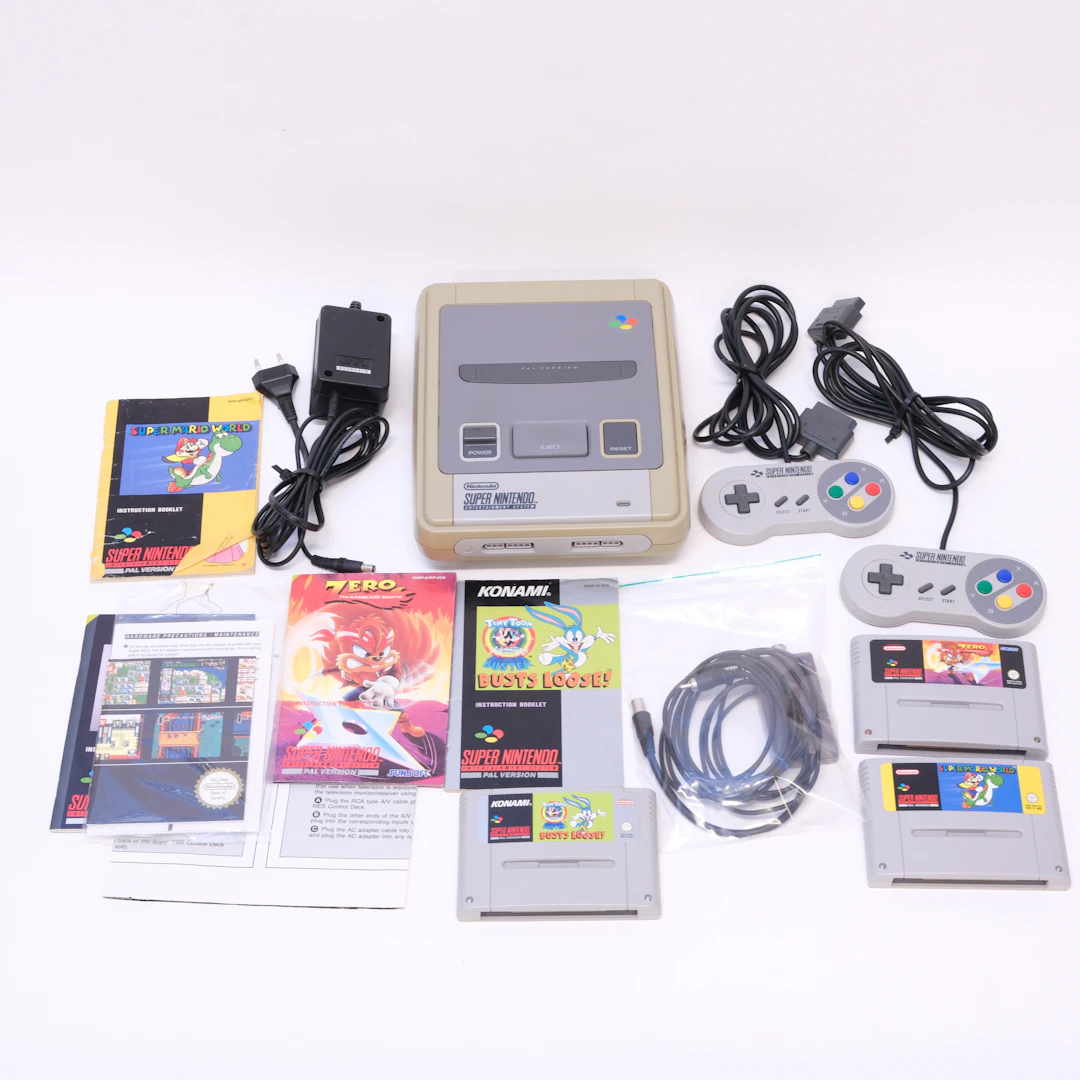 INTENDO. KONSOL MED SPEL OCH TILLBEHÖR. "SNES". JAPAN 1992.