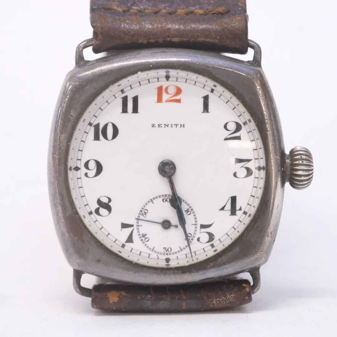 ZENITH. ARMBANDSUR S.K. TRENCH WATCH. SILVERBOETT. CA ÅR 1920.