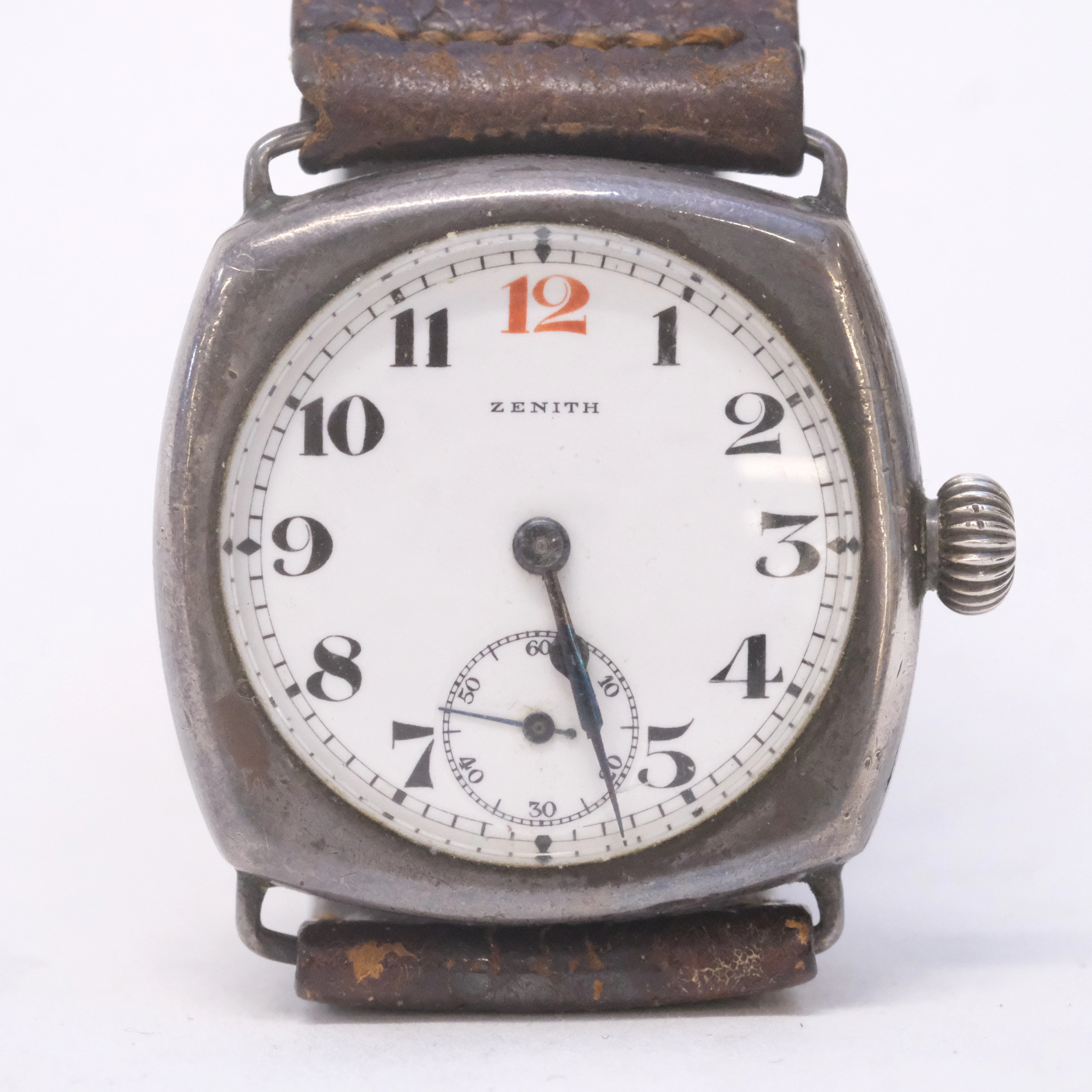 ZENITH. ARMBANDSUR S.K. TRENCH WATCH. SILVERBOETT. CA ÅR 1920.