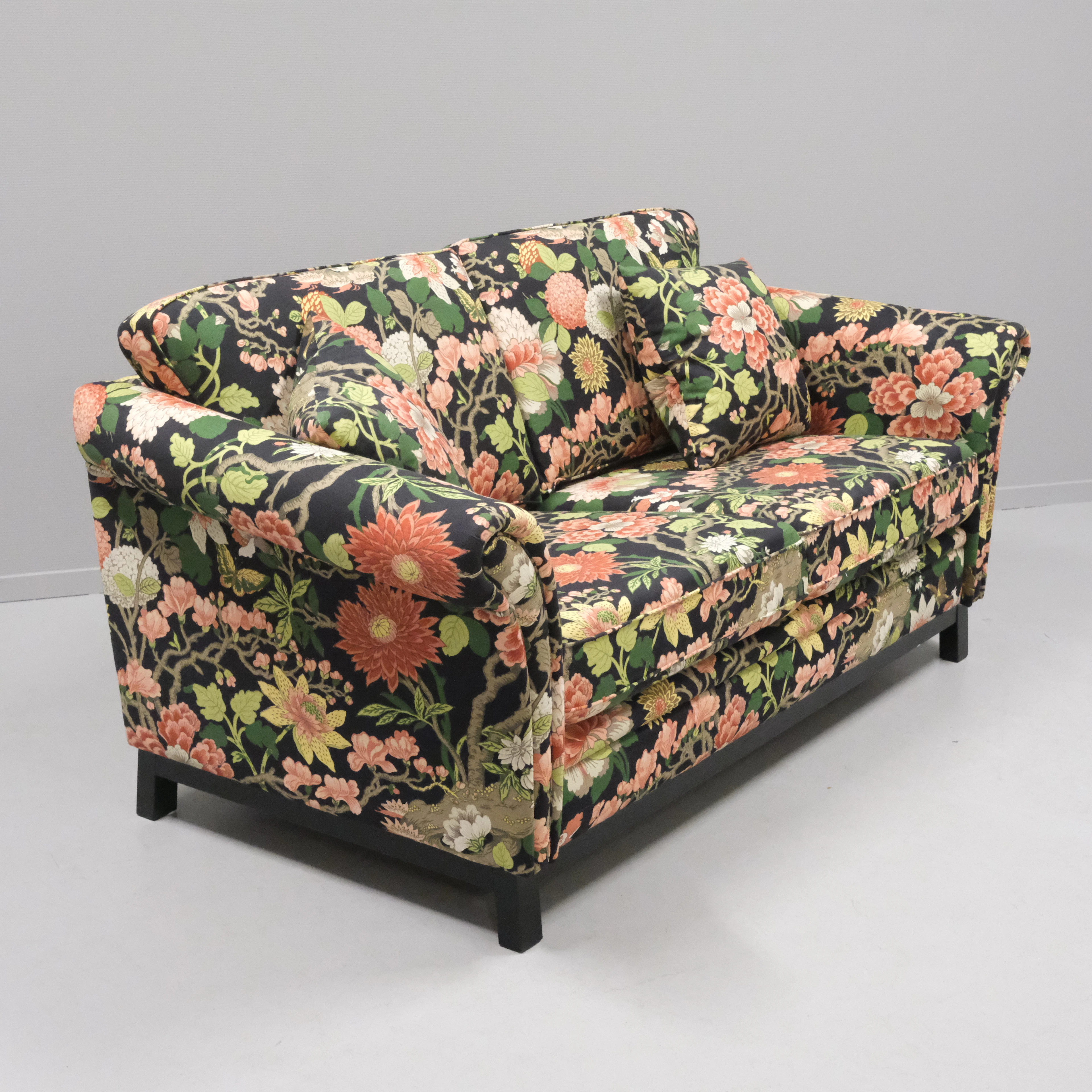 BRÖDERNA ANDERSSON. SOFFA, 2-SITS, "FALSTERBO", TYG MAGNOLIA SVART.