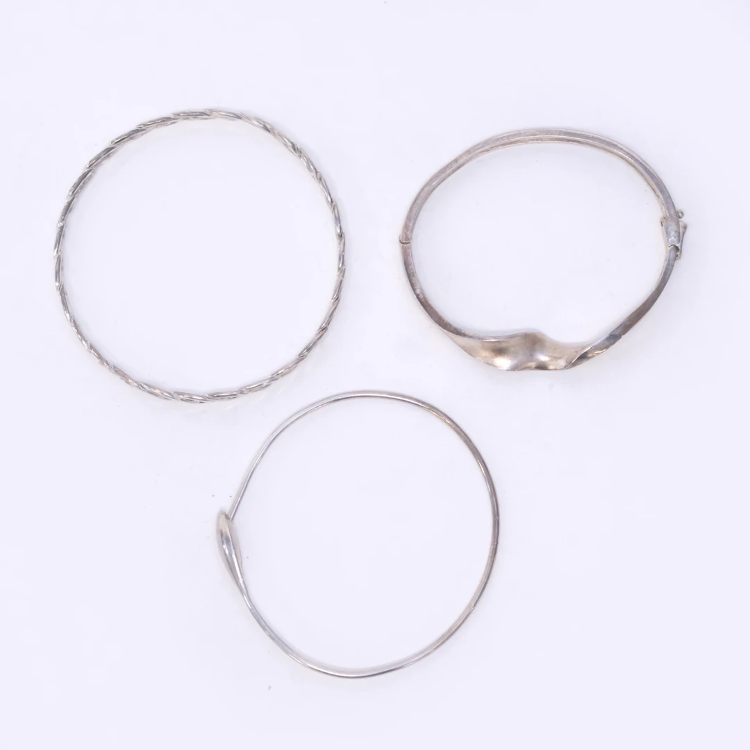TRE ARMRINGAR, SILVER.