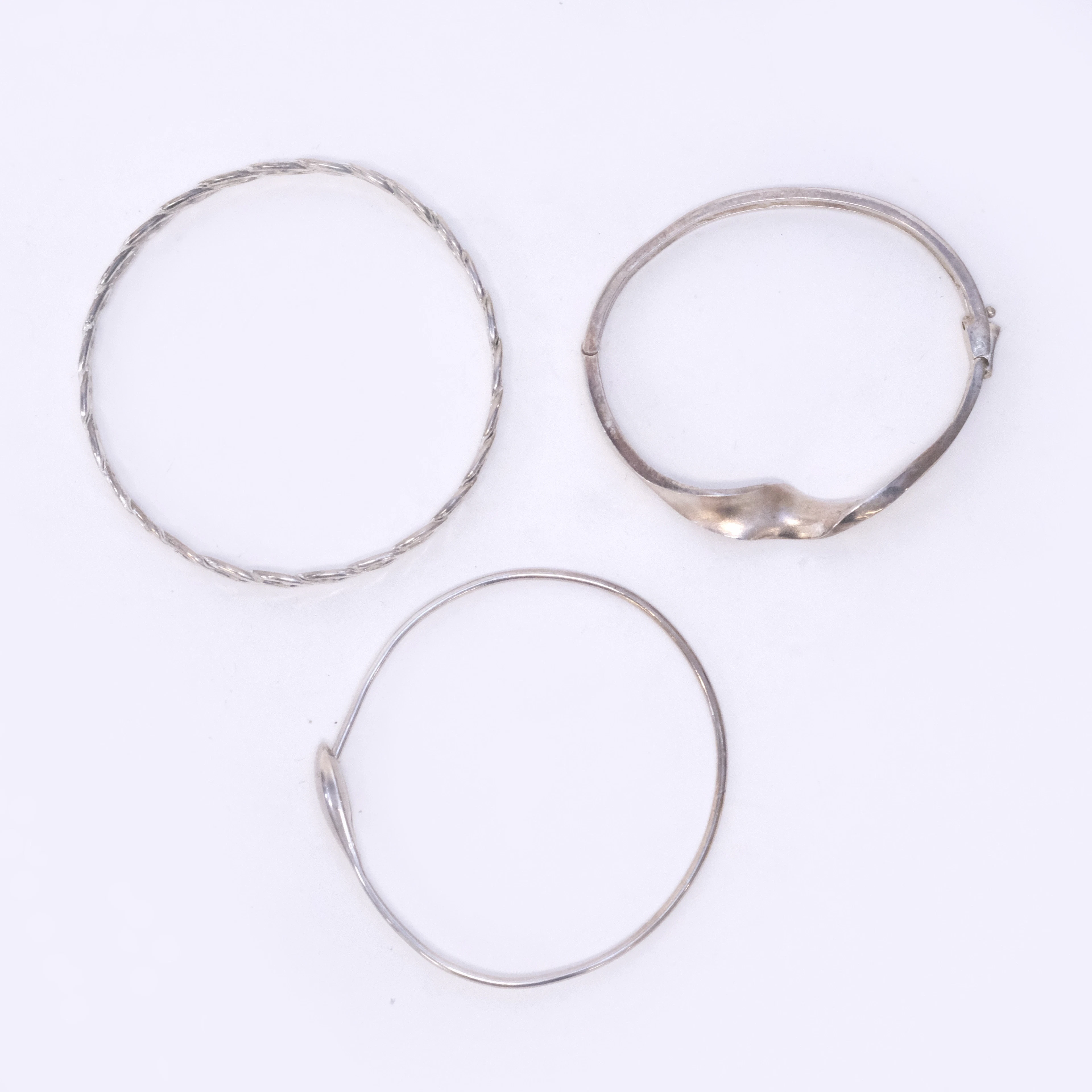 TRE ARMRINGAR, SILVER.